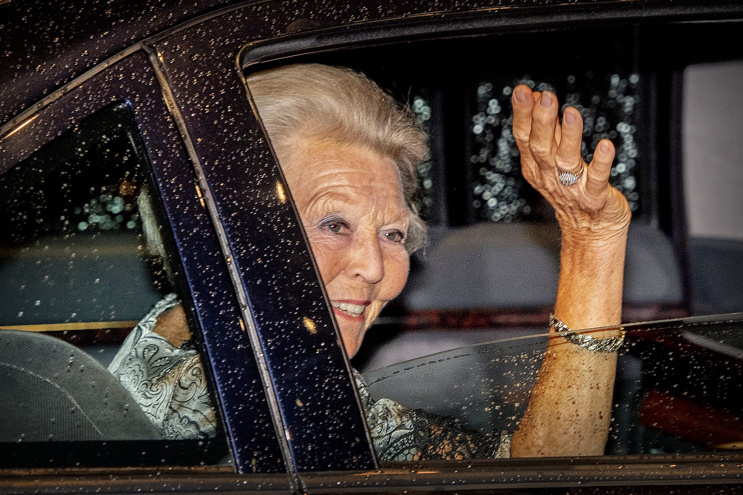 Prinses_Beatrix_in_auto.jpg
