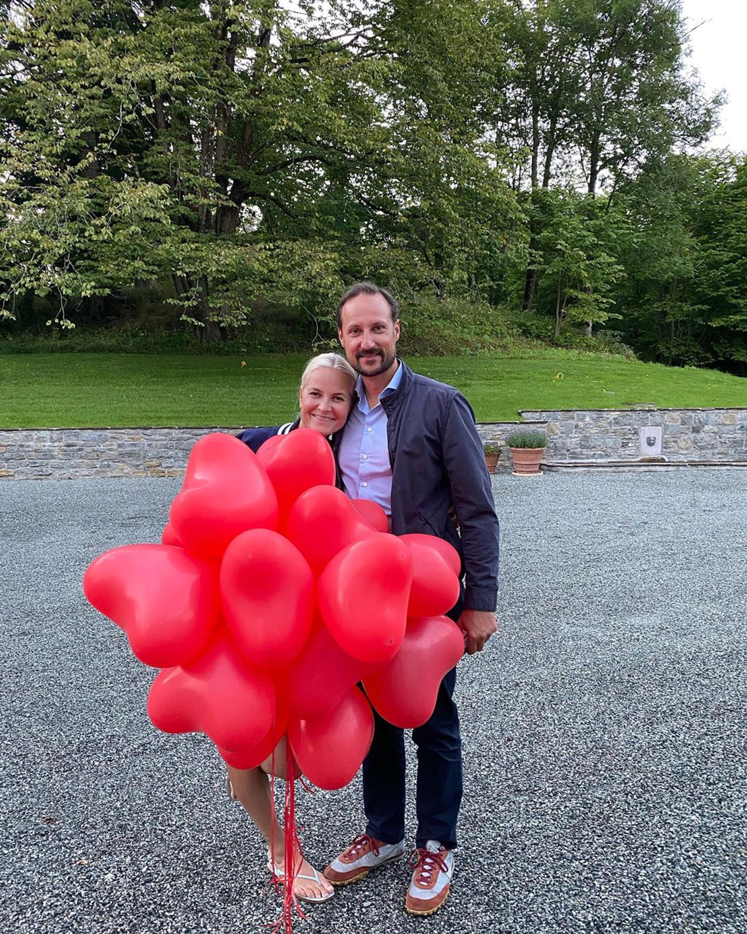 Kroonprins Haakon is nog altijd happy met zijn Mette-Marit en dat laat hij haar graag weten met