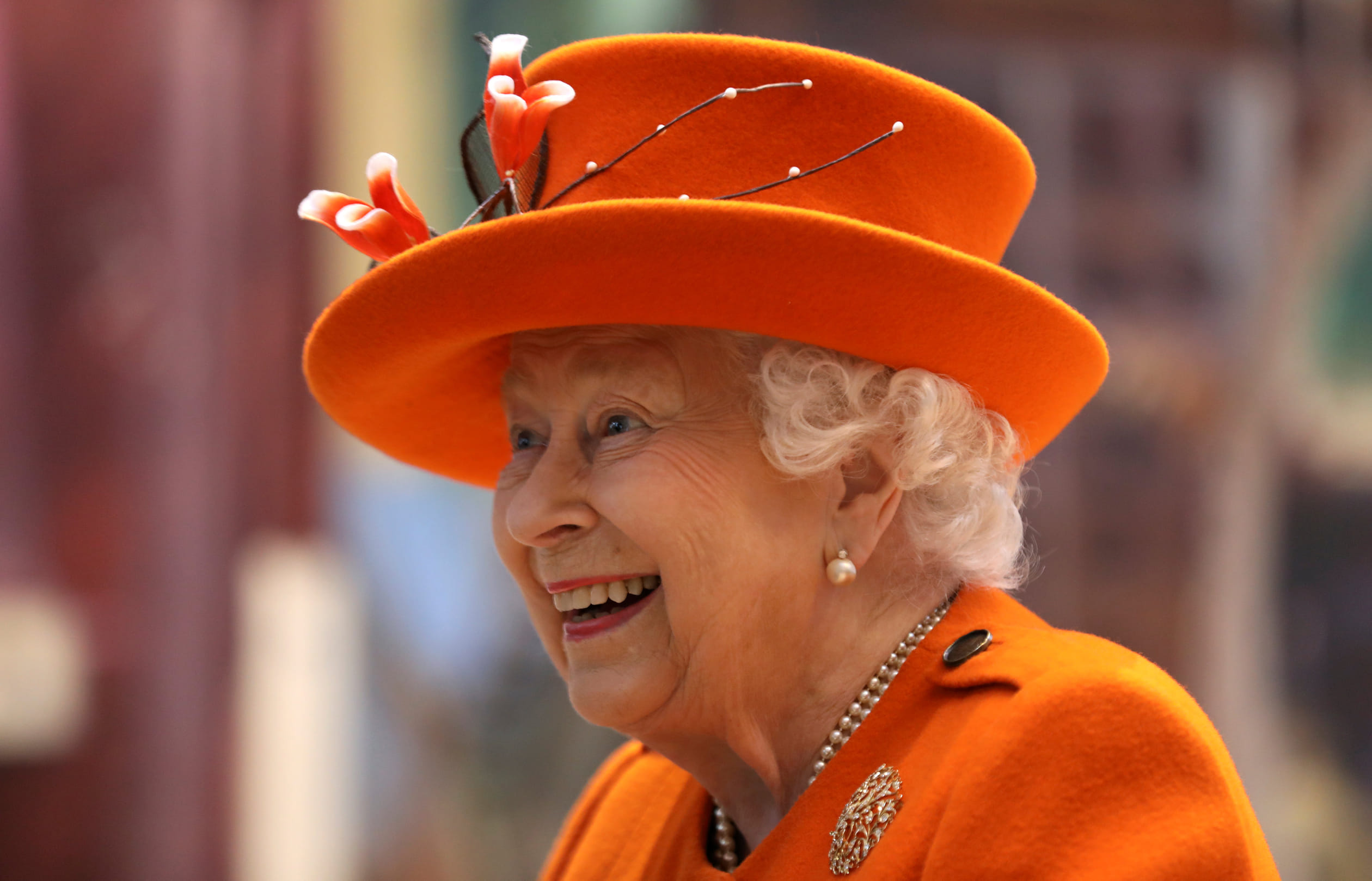 Koningin_Elizabeth_knaloranje_hoed.jpg