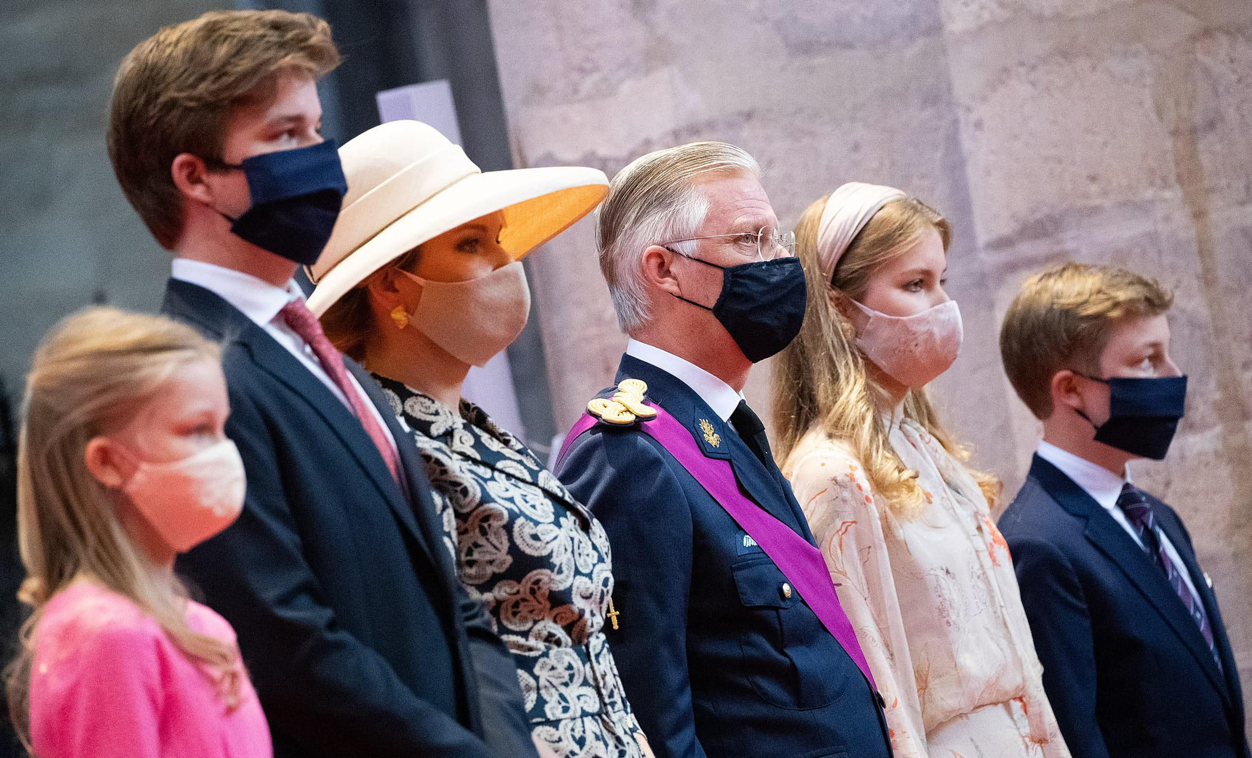 In 2020 ziet die dag er heel anders uit en draagt het gezin een mondkapje vanwege het coronavirus.
