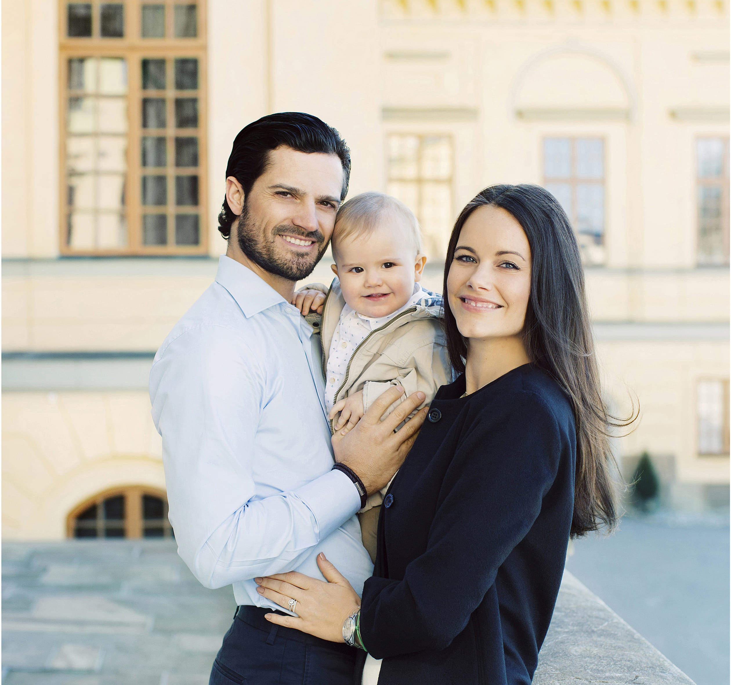 Prins Carl Philip en prinses Sofia met de 1-jarige Alexander, april 2017.