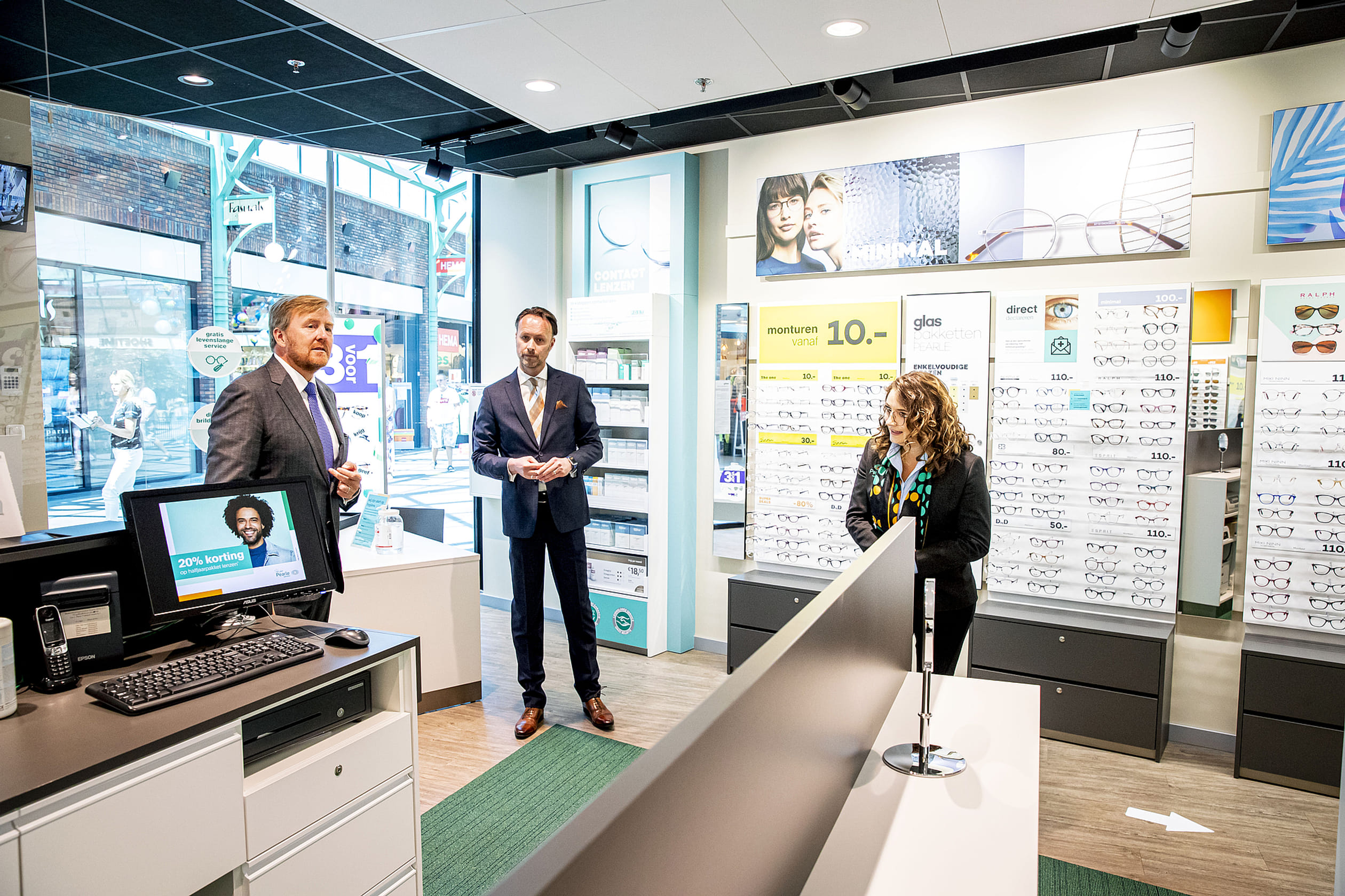 In Stein bracht de koning onder meer een bezoek aan een opticien.