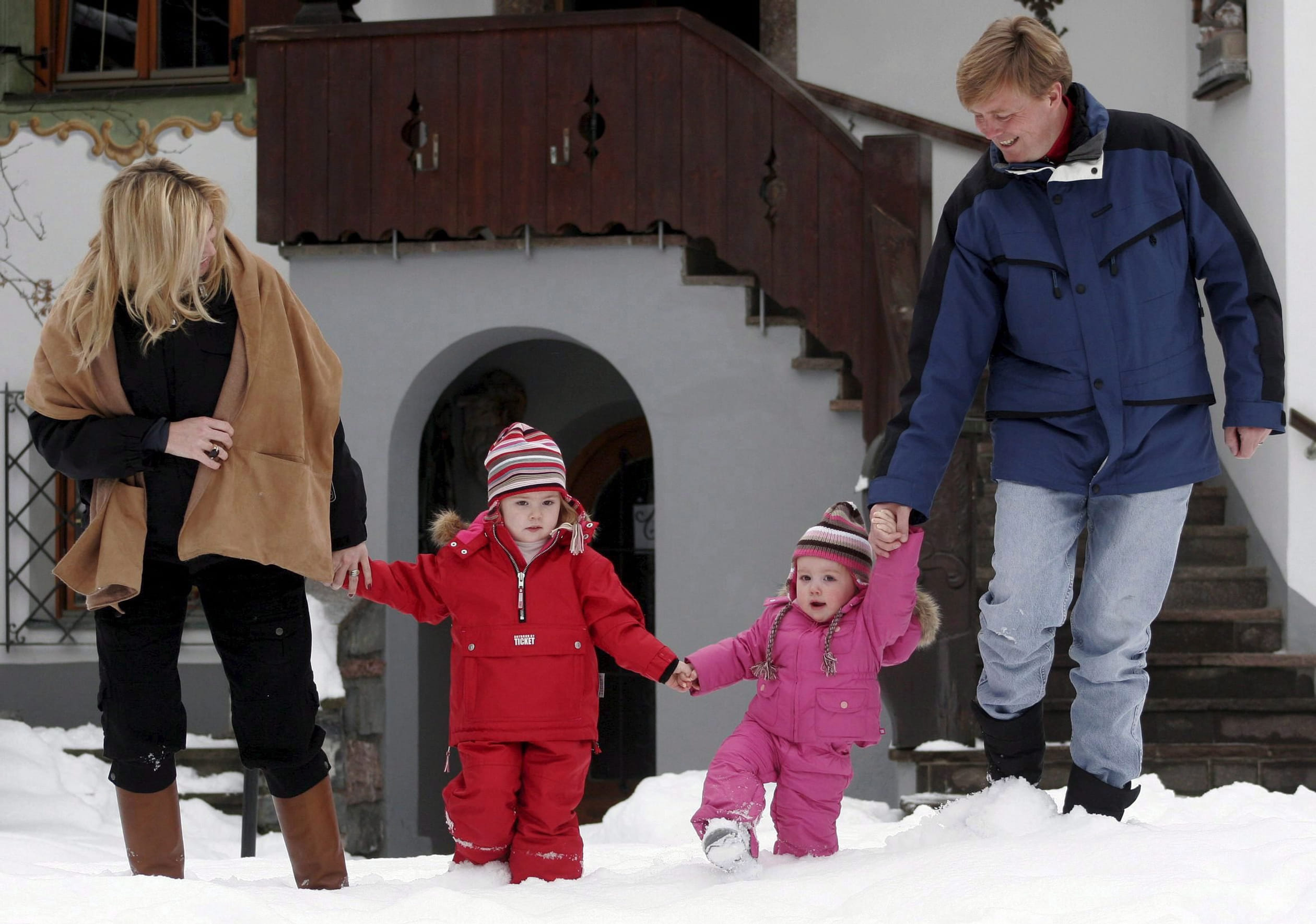 Amalia samen met haar ouders en zus Alexia in 2007.
