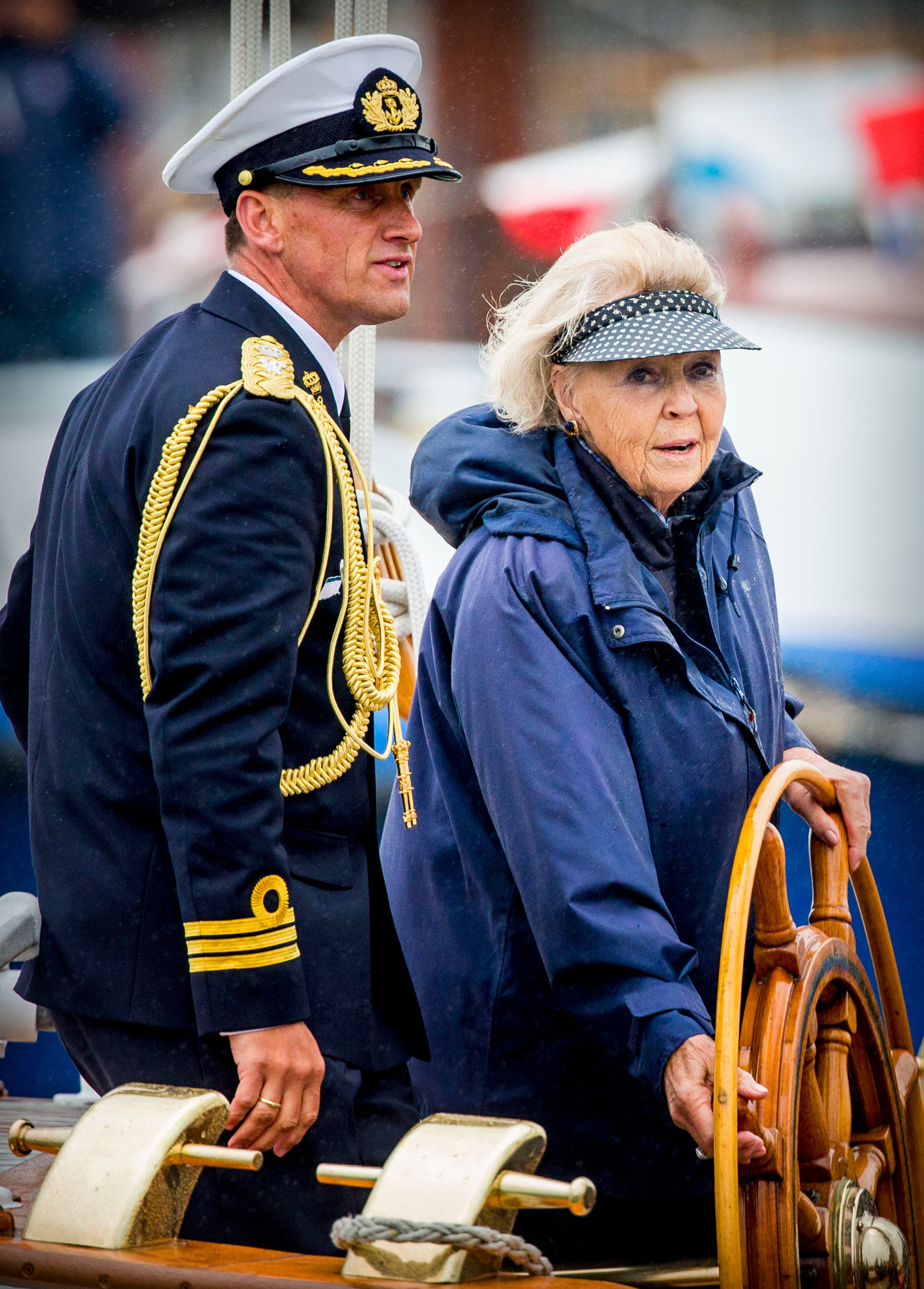 prinses_Beatrix_aan_het_roer_Groene_Draeck.jpg