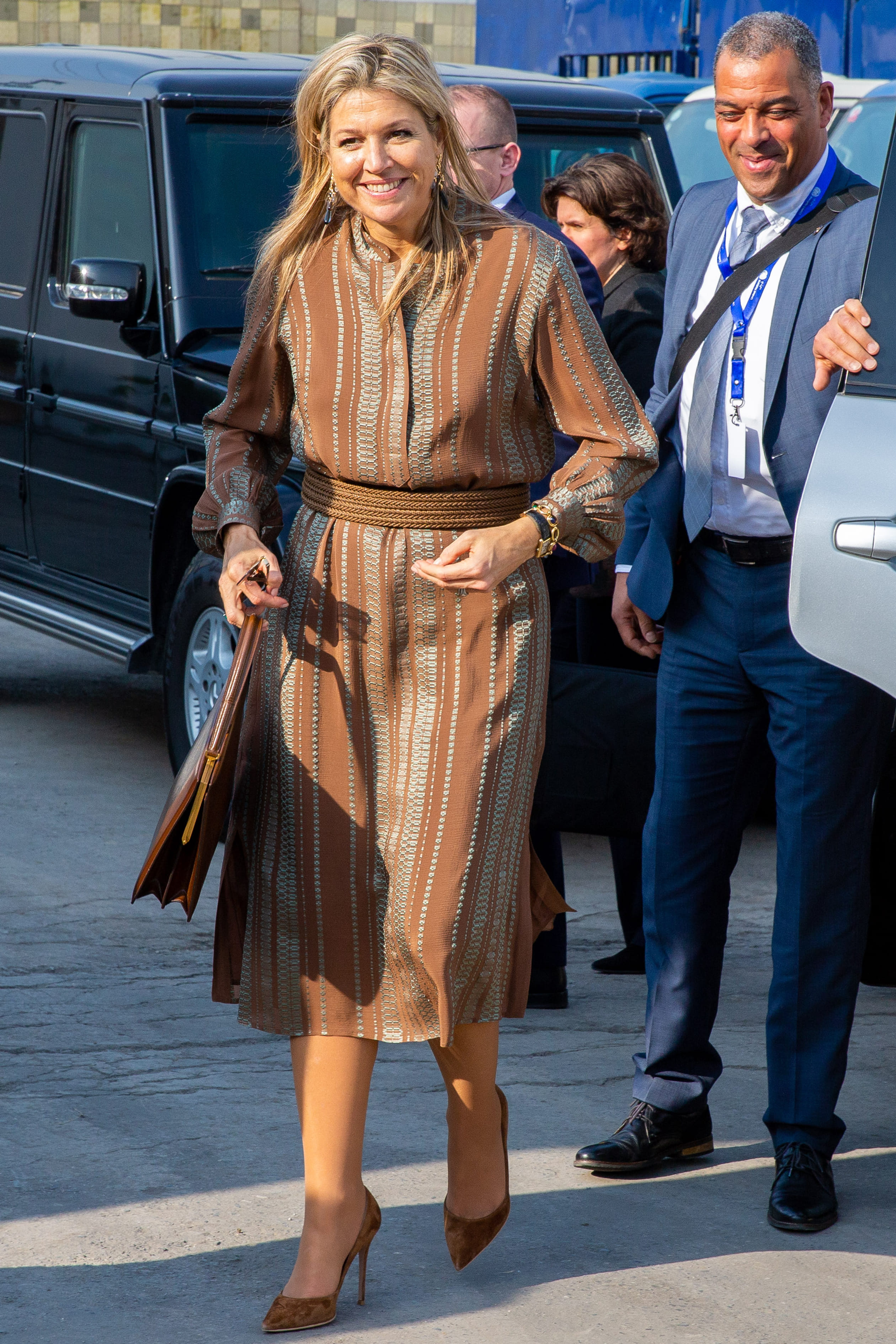 Koningin Máxima draagt een nieuwe midi-jurk van het Griekse modelabel Zeus + Dione.
