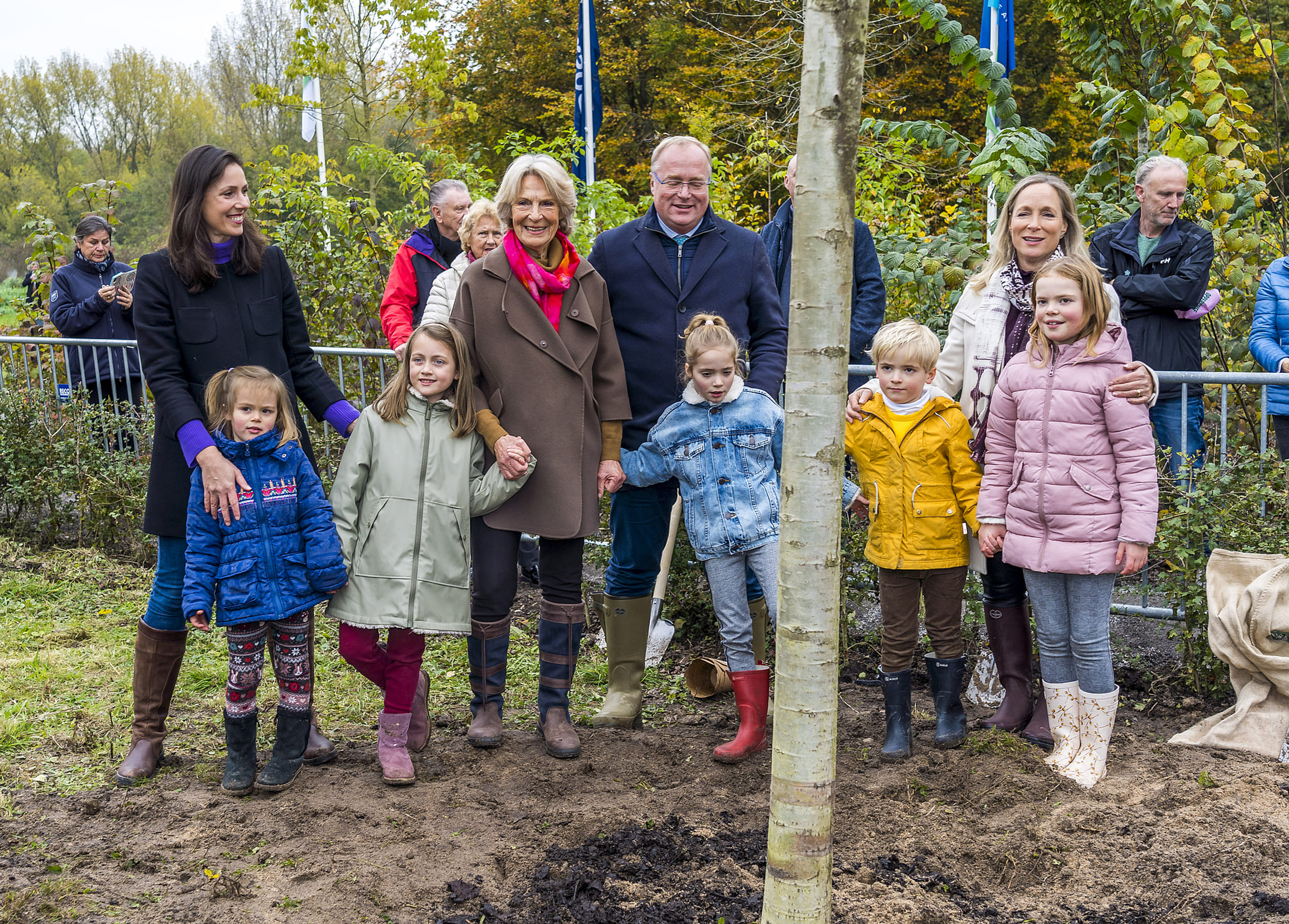 v.l.n.r. Prinses Viktória, haar dochters Gloria (5) en Zita (7), prinses Irene, prins Carlos, Cecilia (8), Carlos (5), prinses Margarita en helemaal rechts op de foto staat Luisa (9), de oudste dochter van prins Carlos.