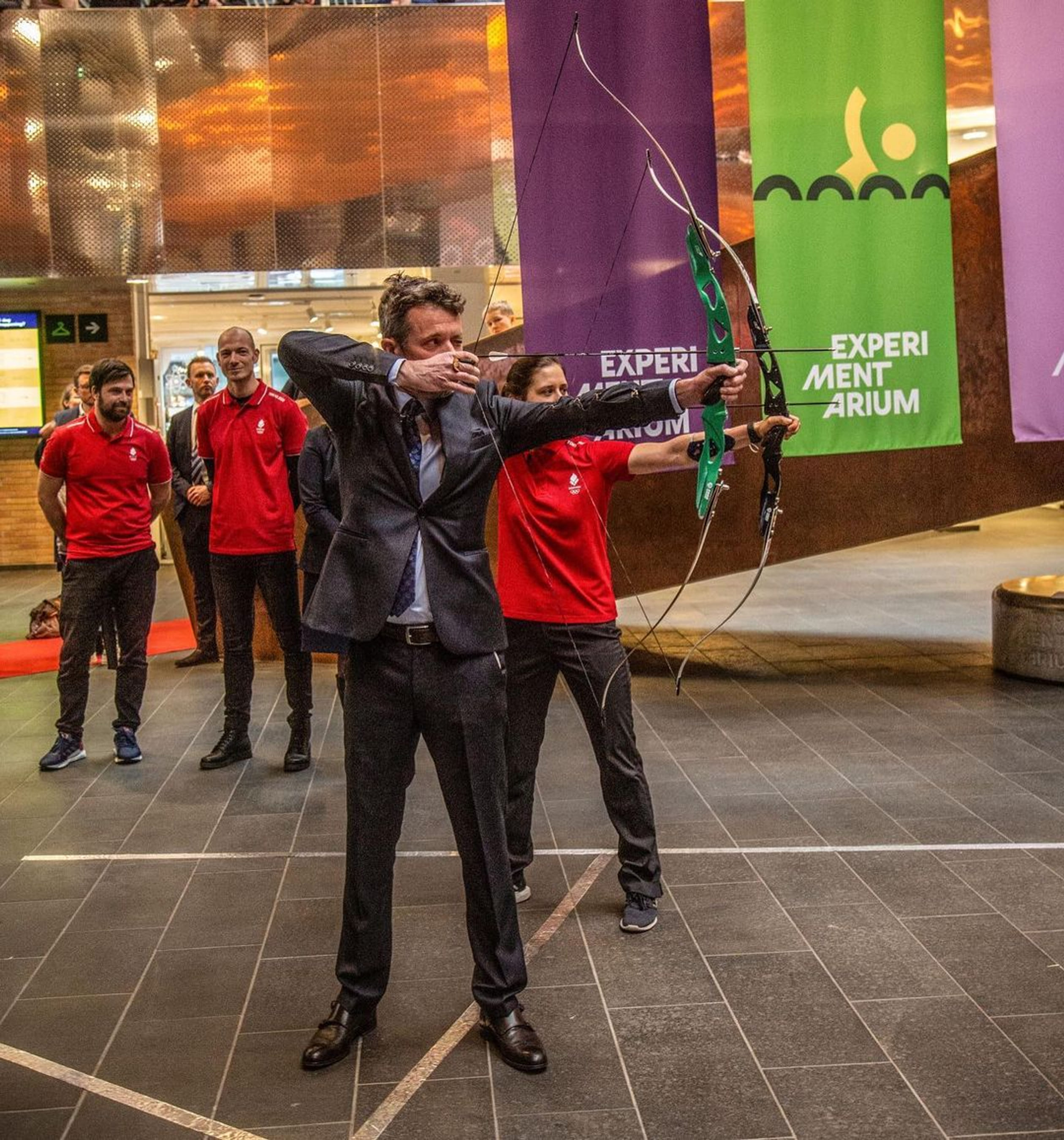 Sport tijdens een werkbezoek? Frederik probeert alles!