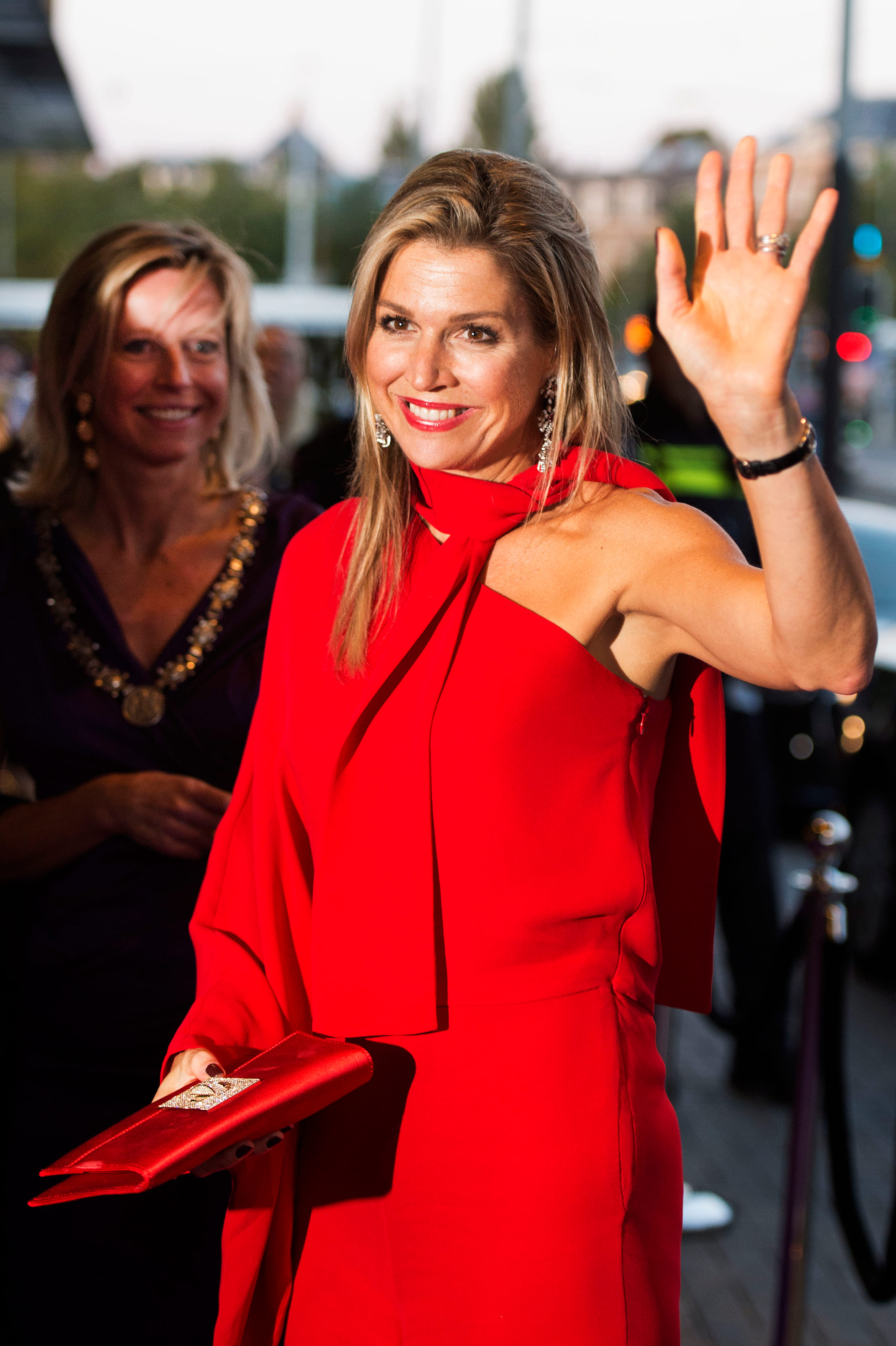 Deze knalrode jumpsuit van Valentino droeg Máxima in 2015 bij de opening van het nieuwe seizoen van