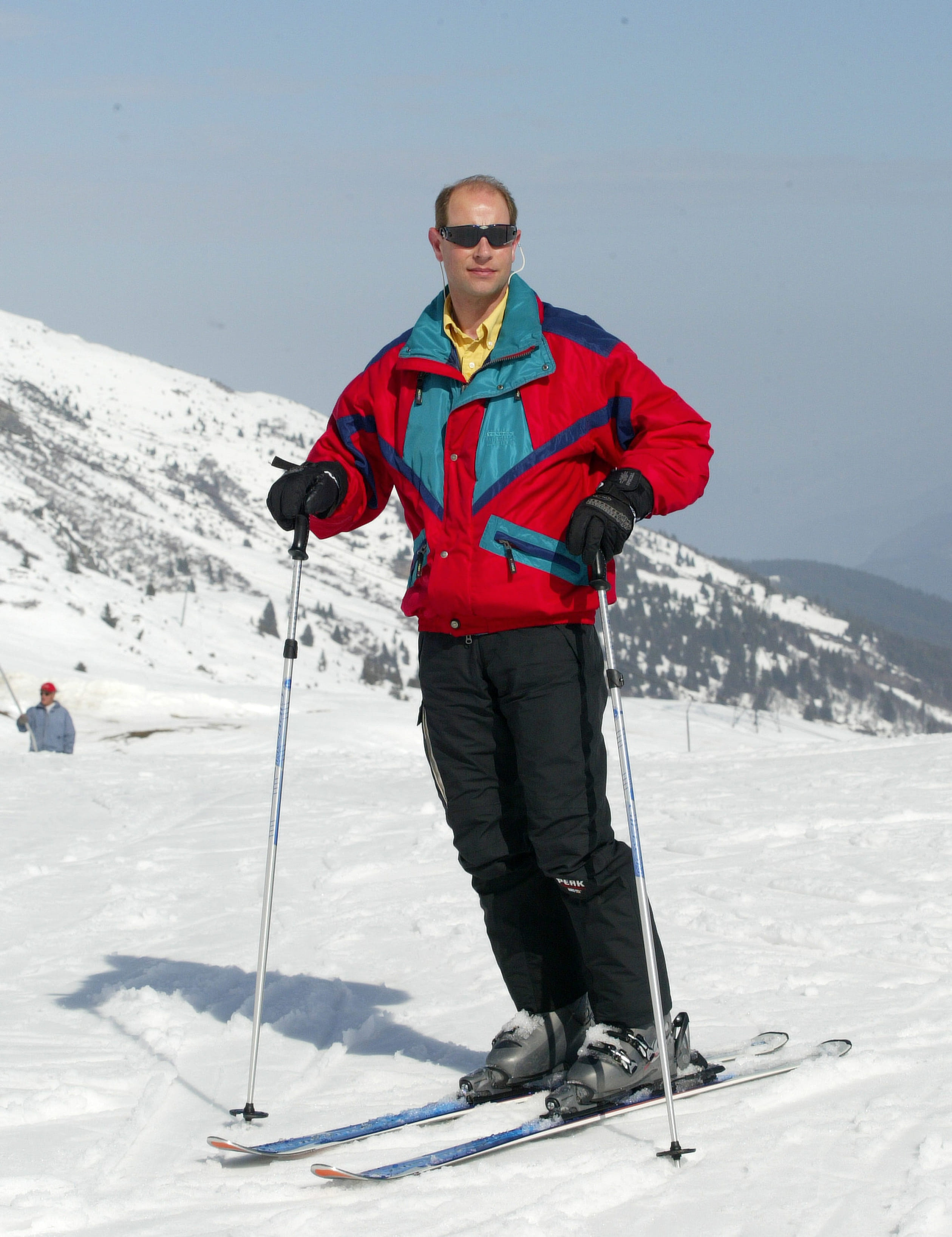 2005: Prins Edward poseert op een helling in Meribel, Frankrijk.