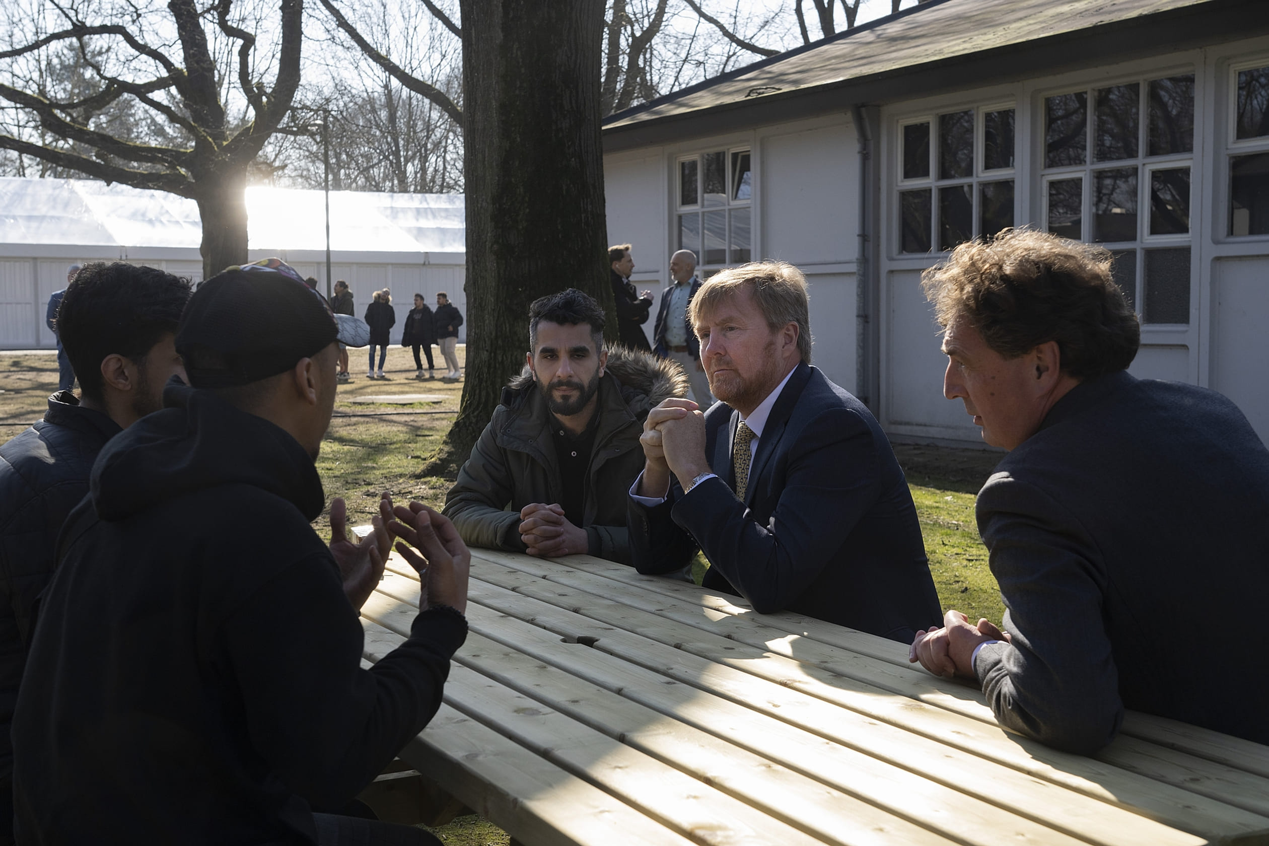 Koning_in_gesprek_met_Oekrainers.jpg