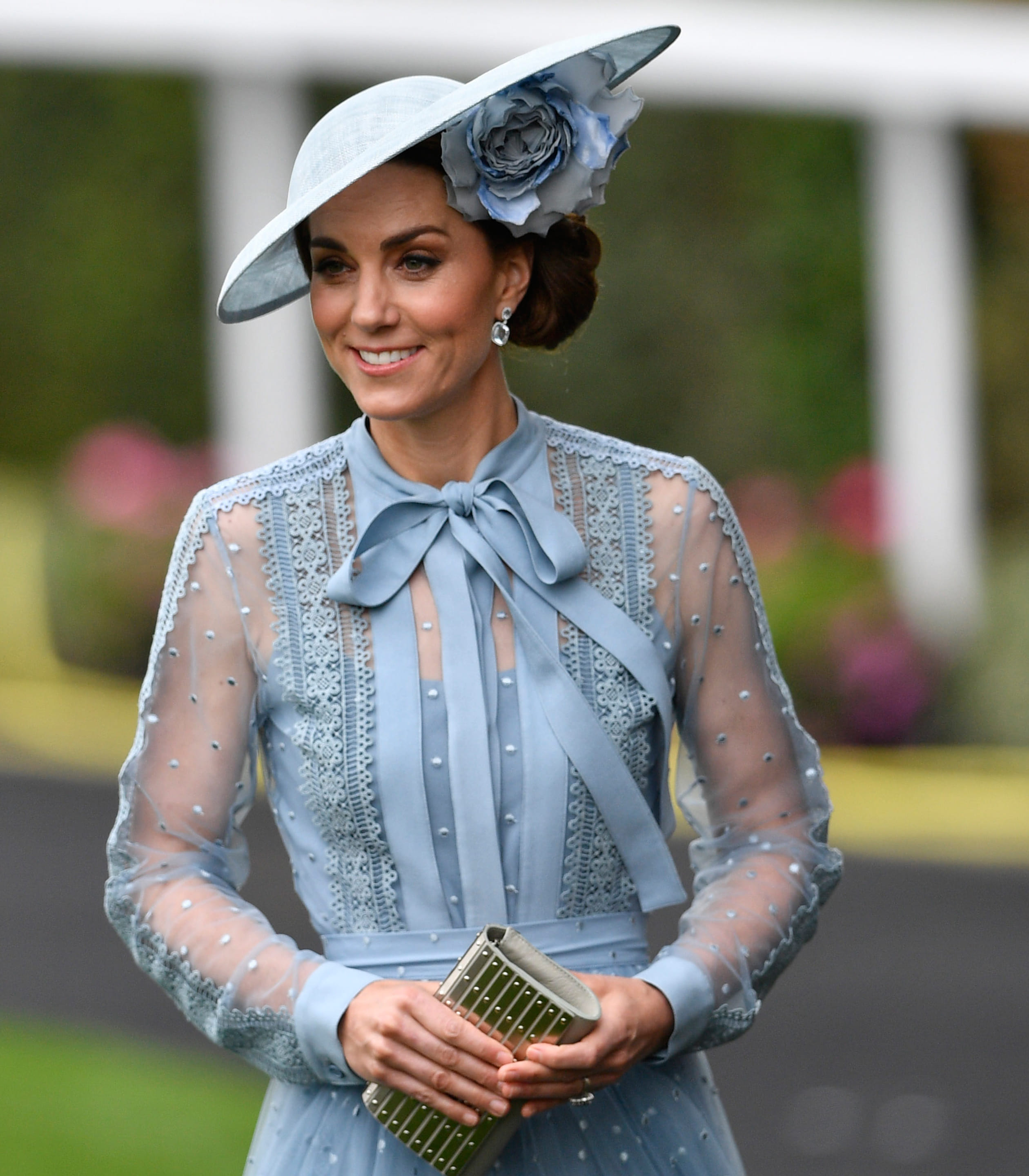 Catherine_lichtblauwe_hoed_Philip_Treacy.jpg