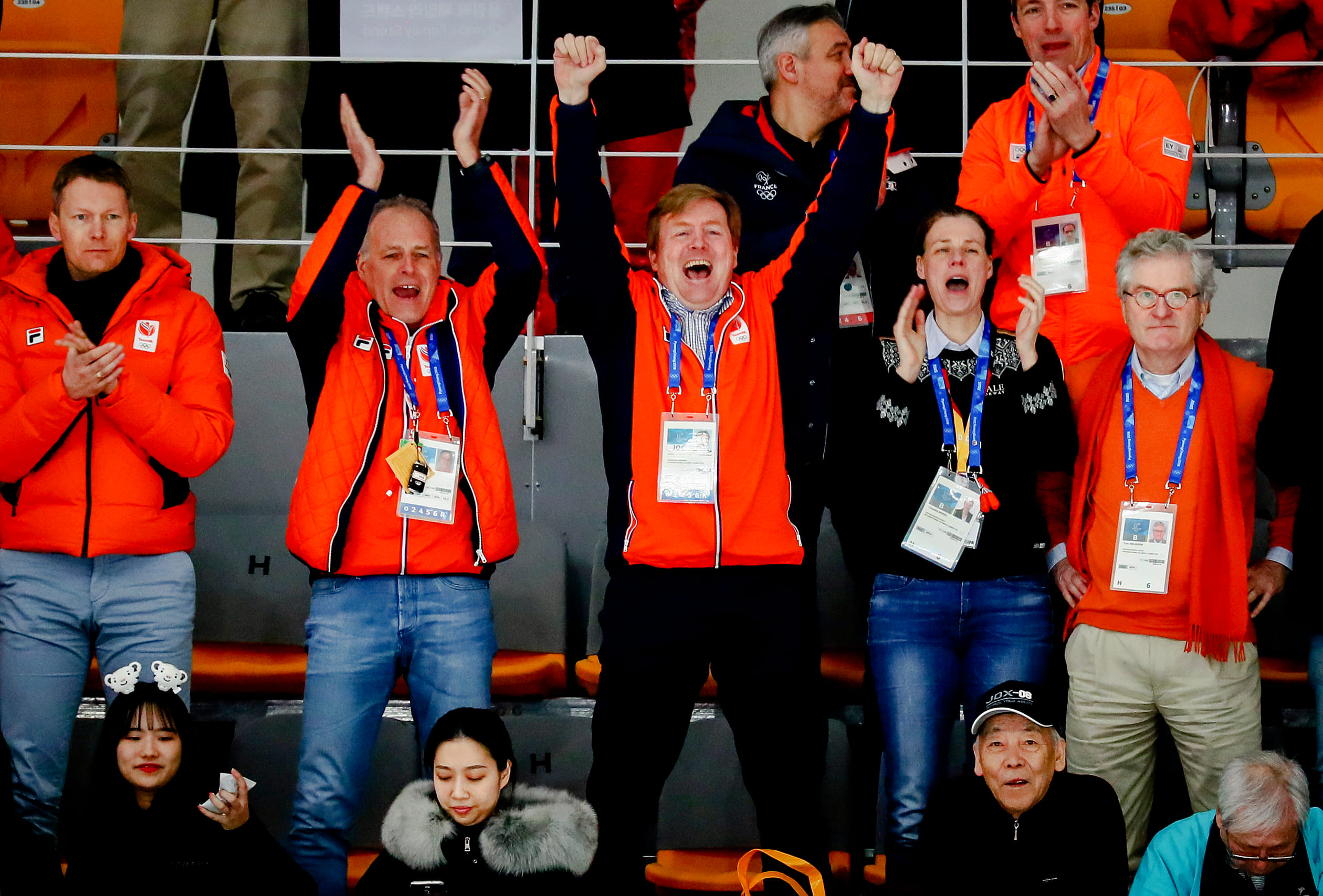 De koning moedigt schaatsers aan bij de 1500 meter op de Olympische Spelen in Peyongchang.