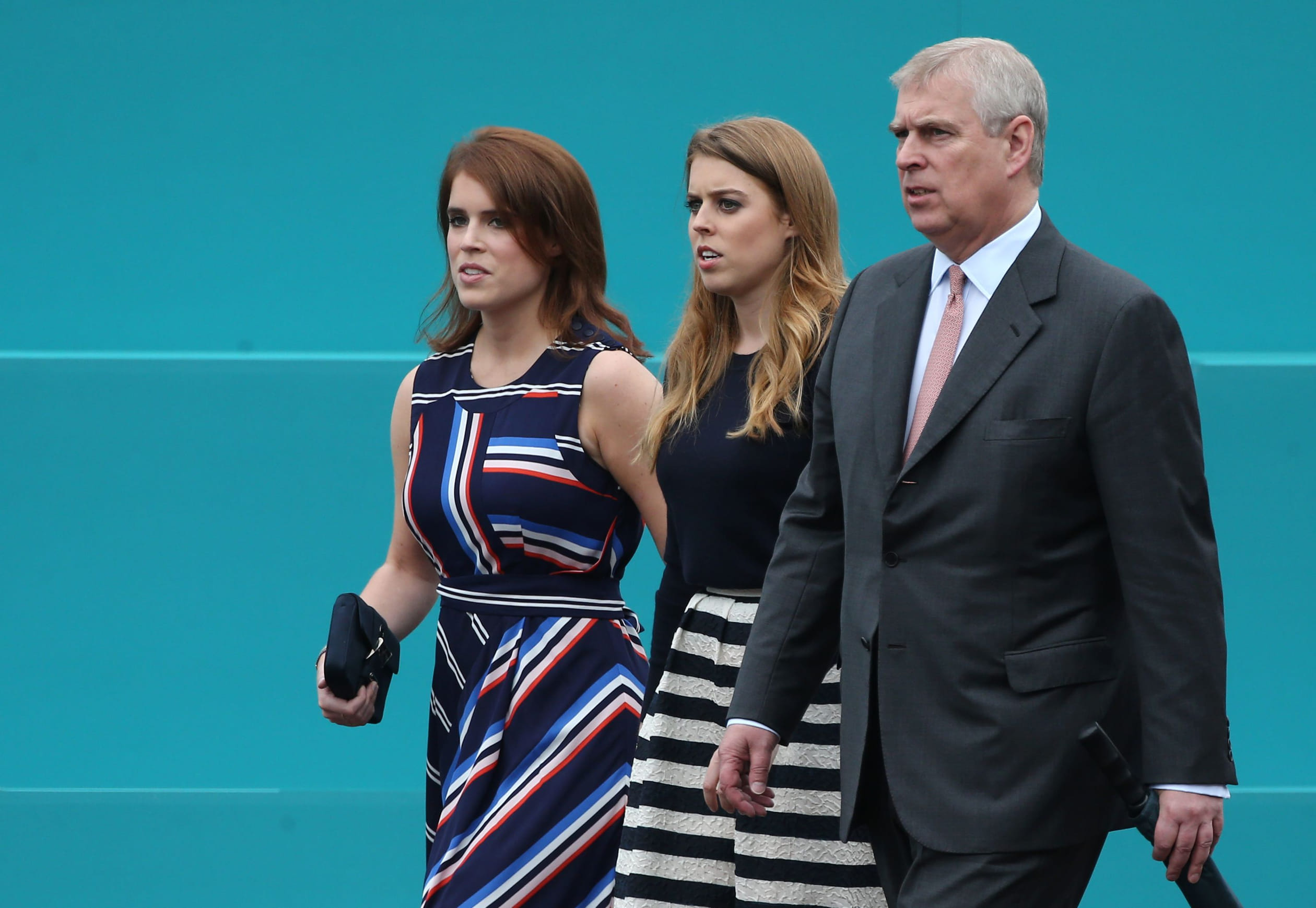 Prinses_Beatrice_met_zus_Eugenie_en_vader_prins_Andrew.jpg