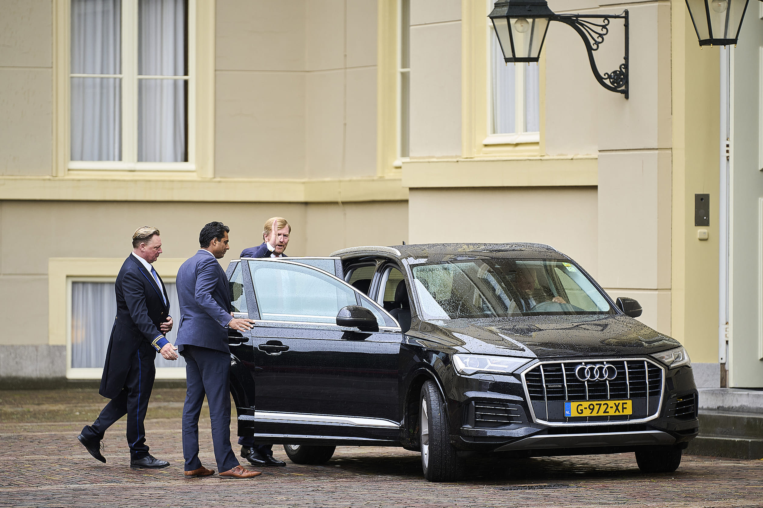 De koning na het gesprek op Paleis Noordeinde.