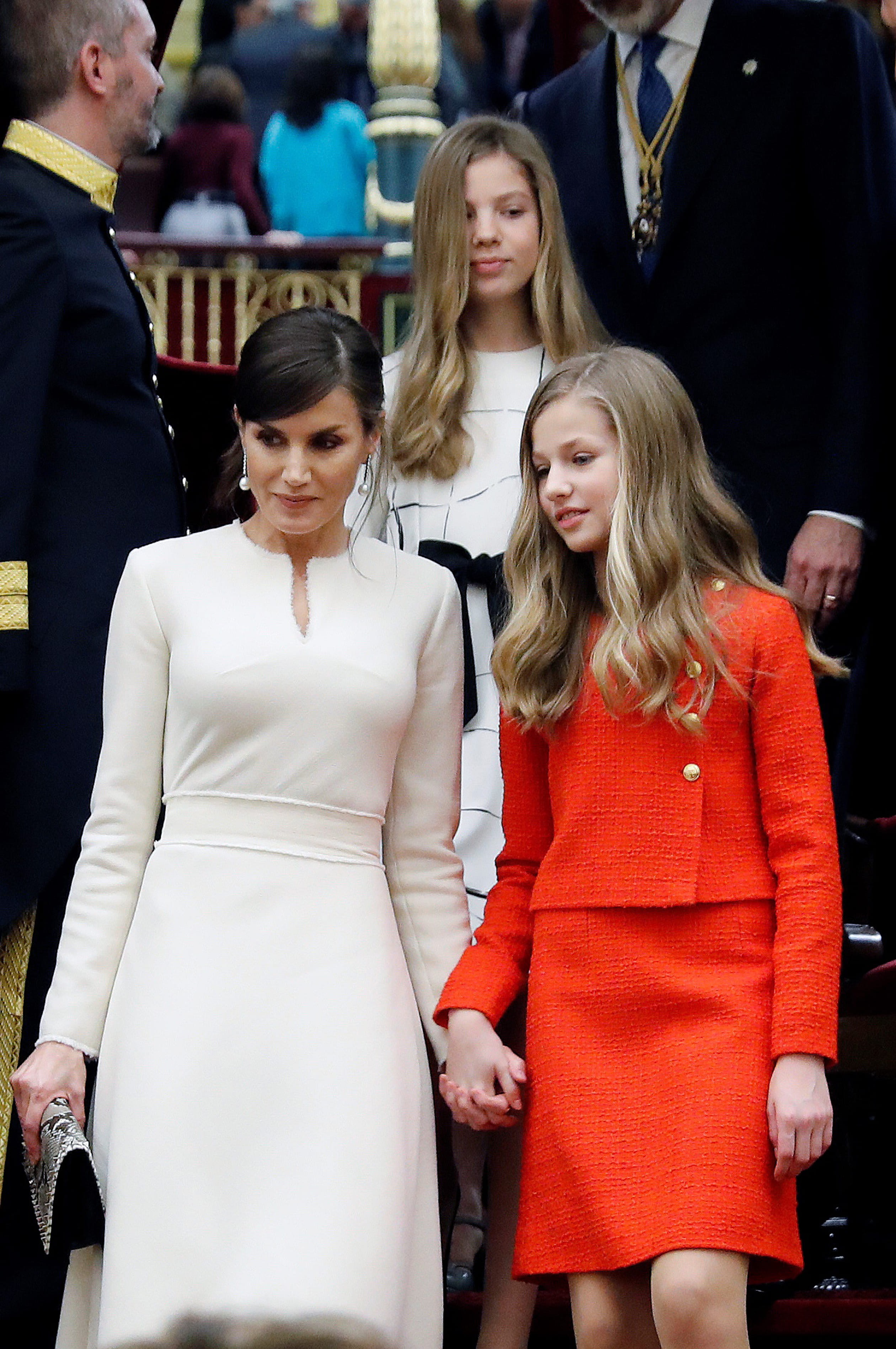 Koningin_Letizia_en_dochters_opening_parlement.jpg