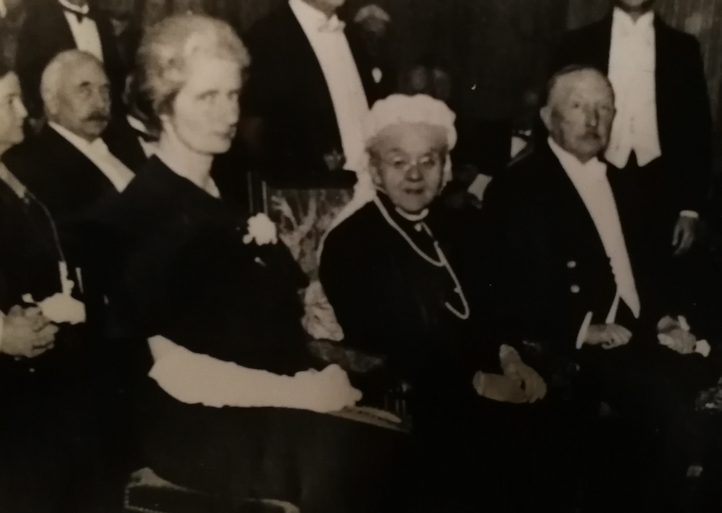 Ludolphine Henriëtte Schimmelpenninck van der Oye met koningin Emma, c. 1930.