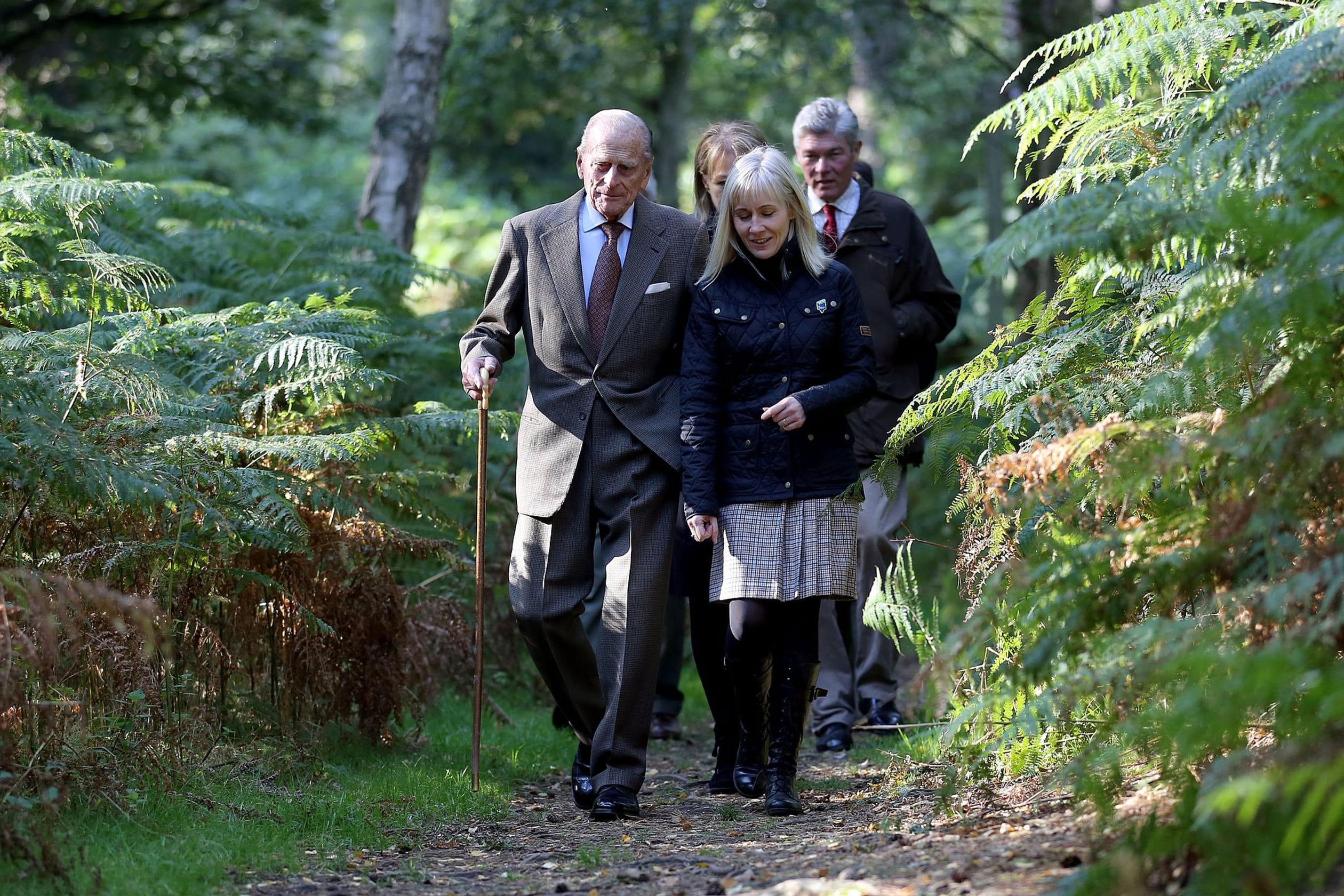 Prins Philip bezoekt vrijwilligers op het Sandringham landgoed.