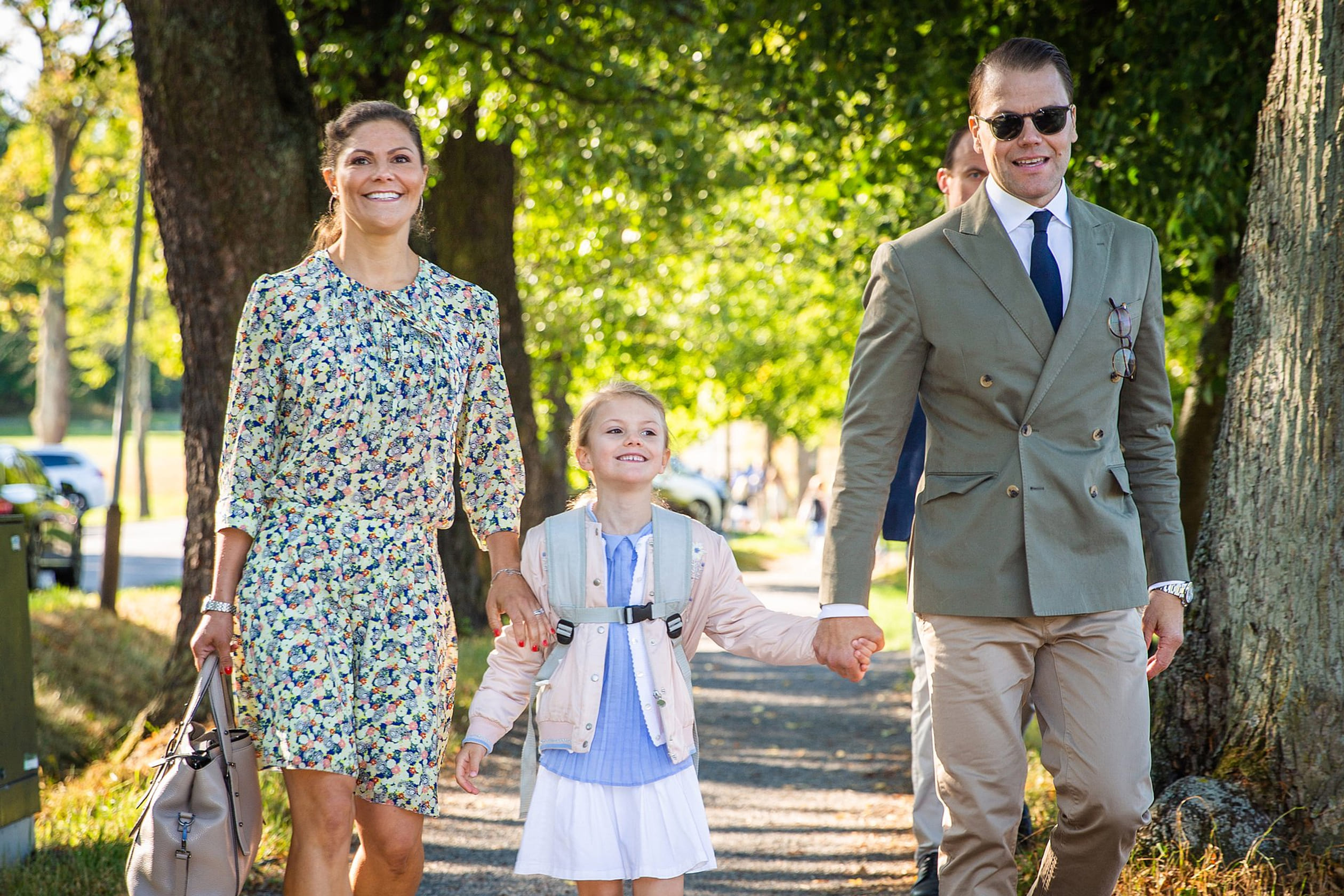 Eerste_schooldag_prinses_Estelle_met_ouders.jpg