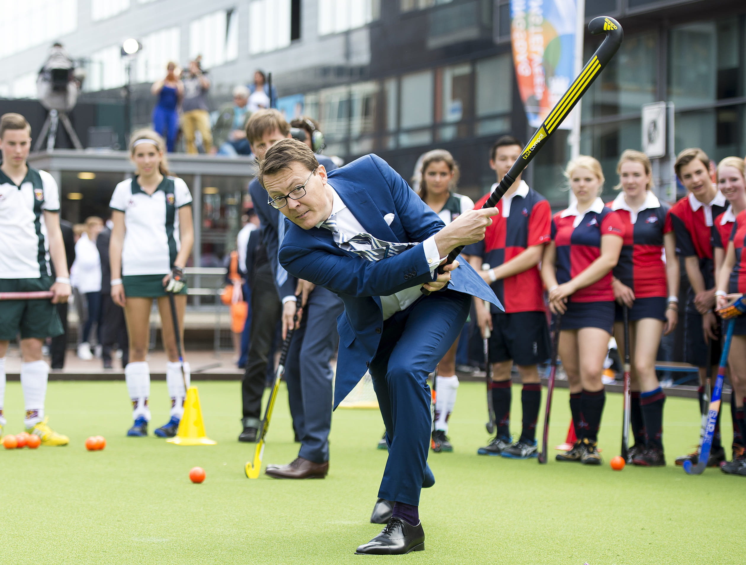 2014: Prins Constantijn doet mee met een potje hockey tijdens Koningsdag Amstelveen.