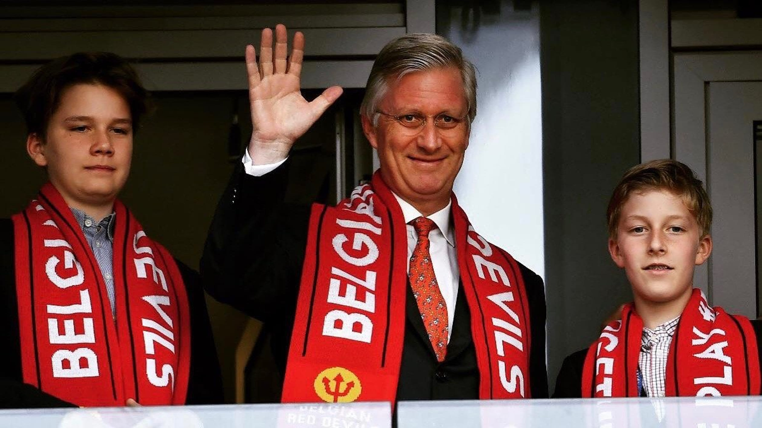 Koning Filip met zijn zoons Gabriël en Emmanuel. Ze moedigen het Belgisch voetbalteam aan bij het WK