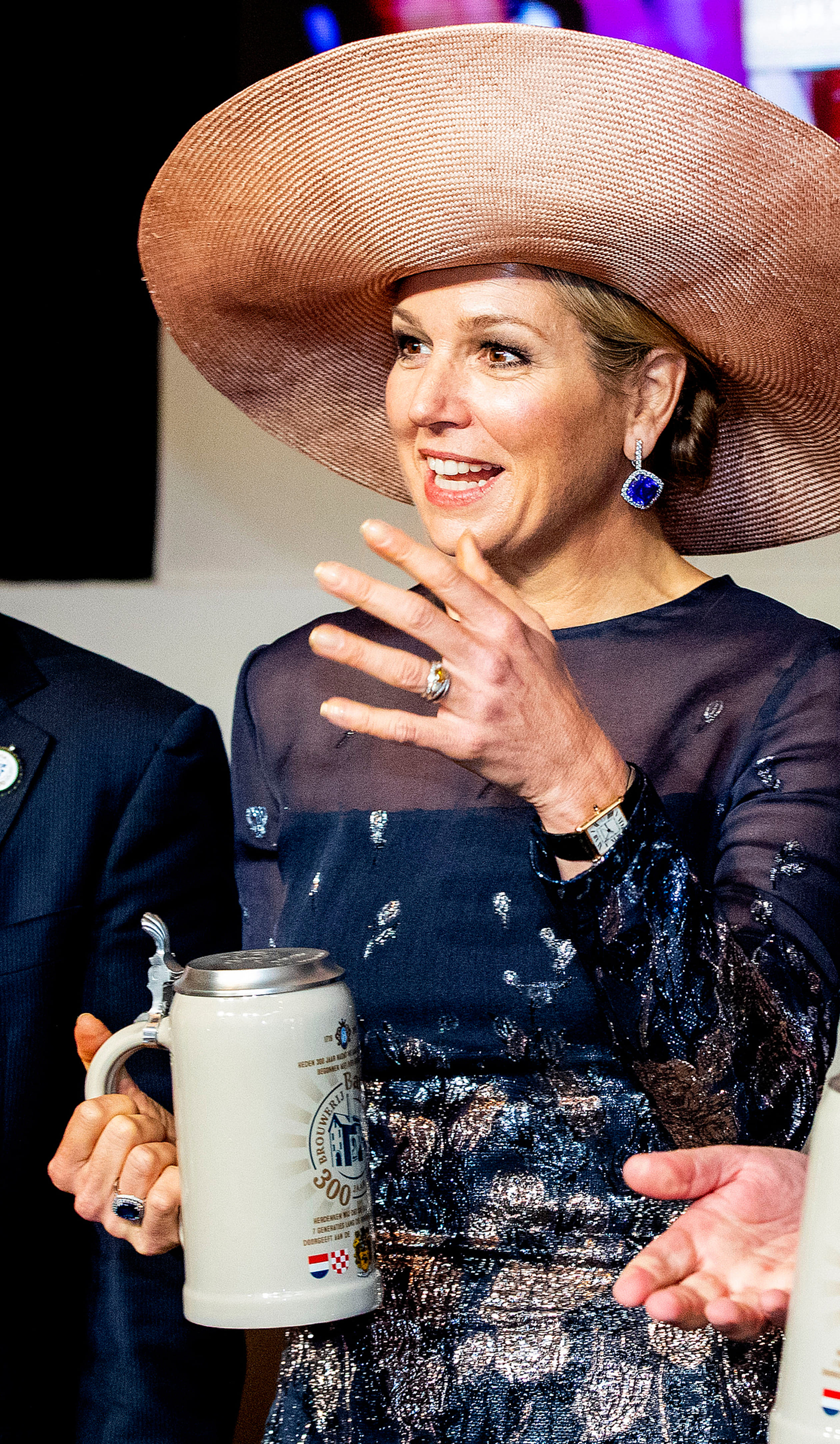 Bij het jubileumfeest van bierbrouwerij Bavaria straalt koningin Máxima in een nieuwe japon van