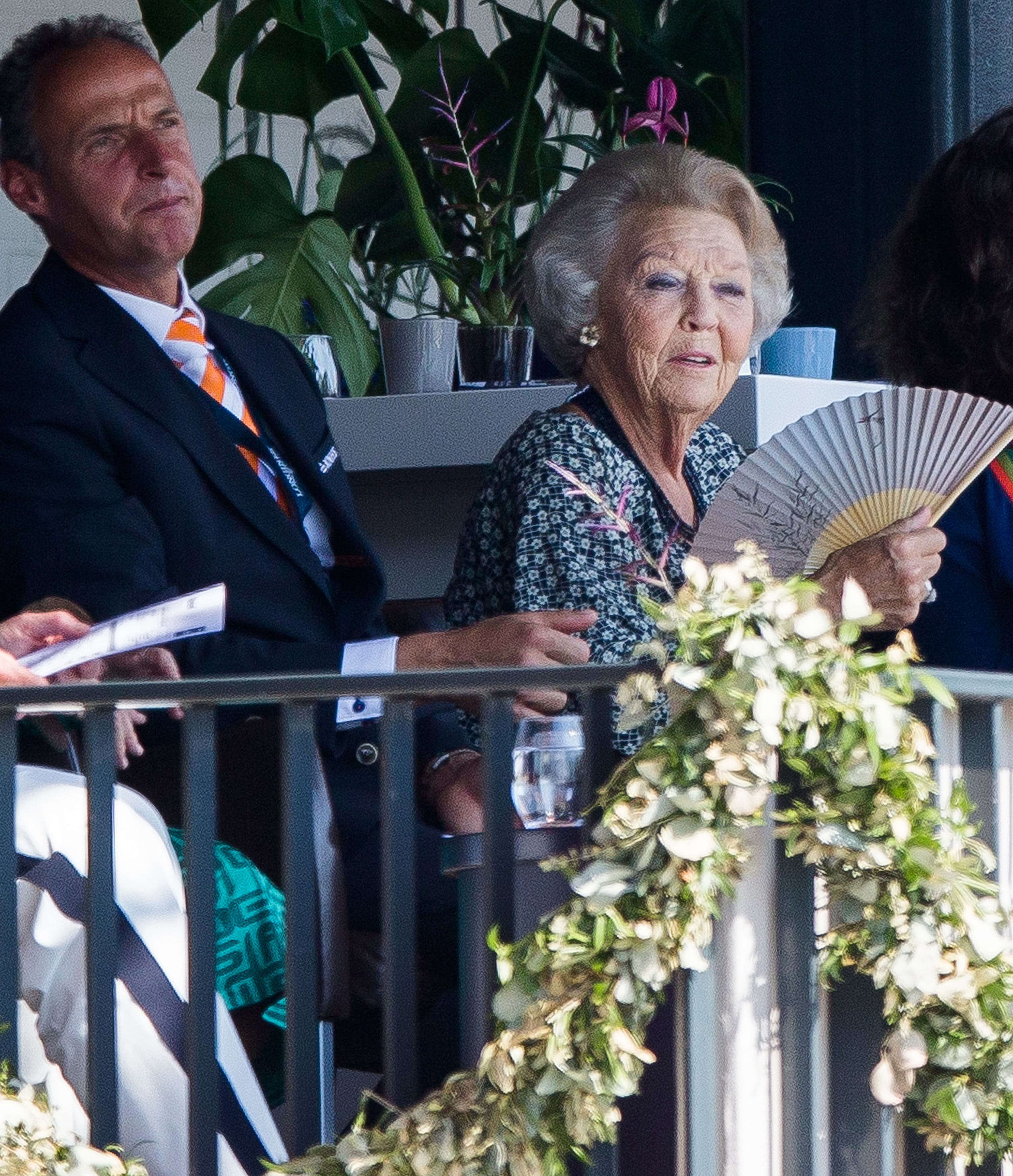 Prinses_Beatrix_op_tribune_EK_dressuur.jpg