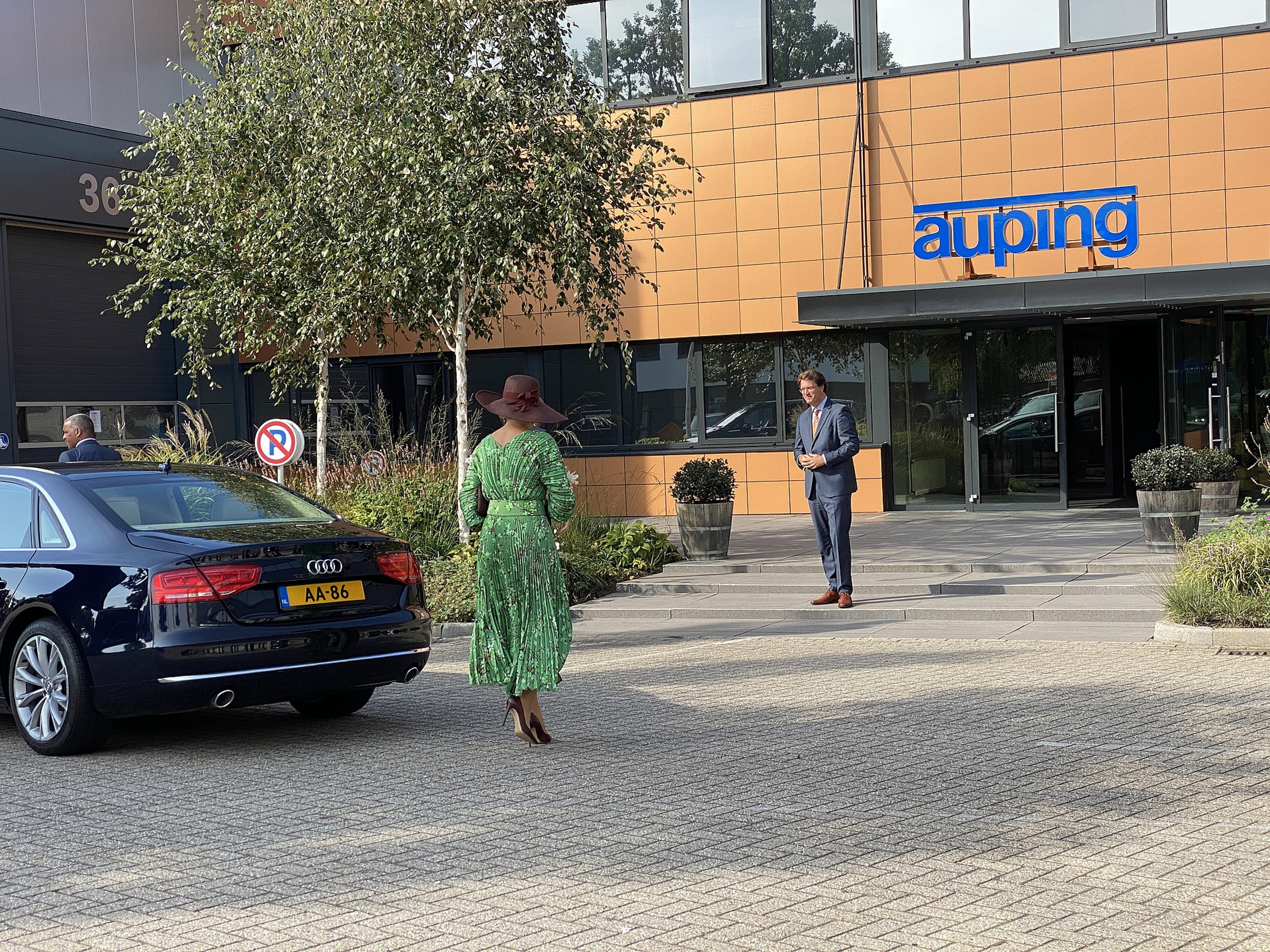 Koningspaar komt aan bij Auping in Deventer