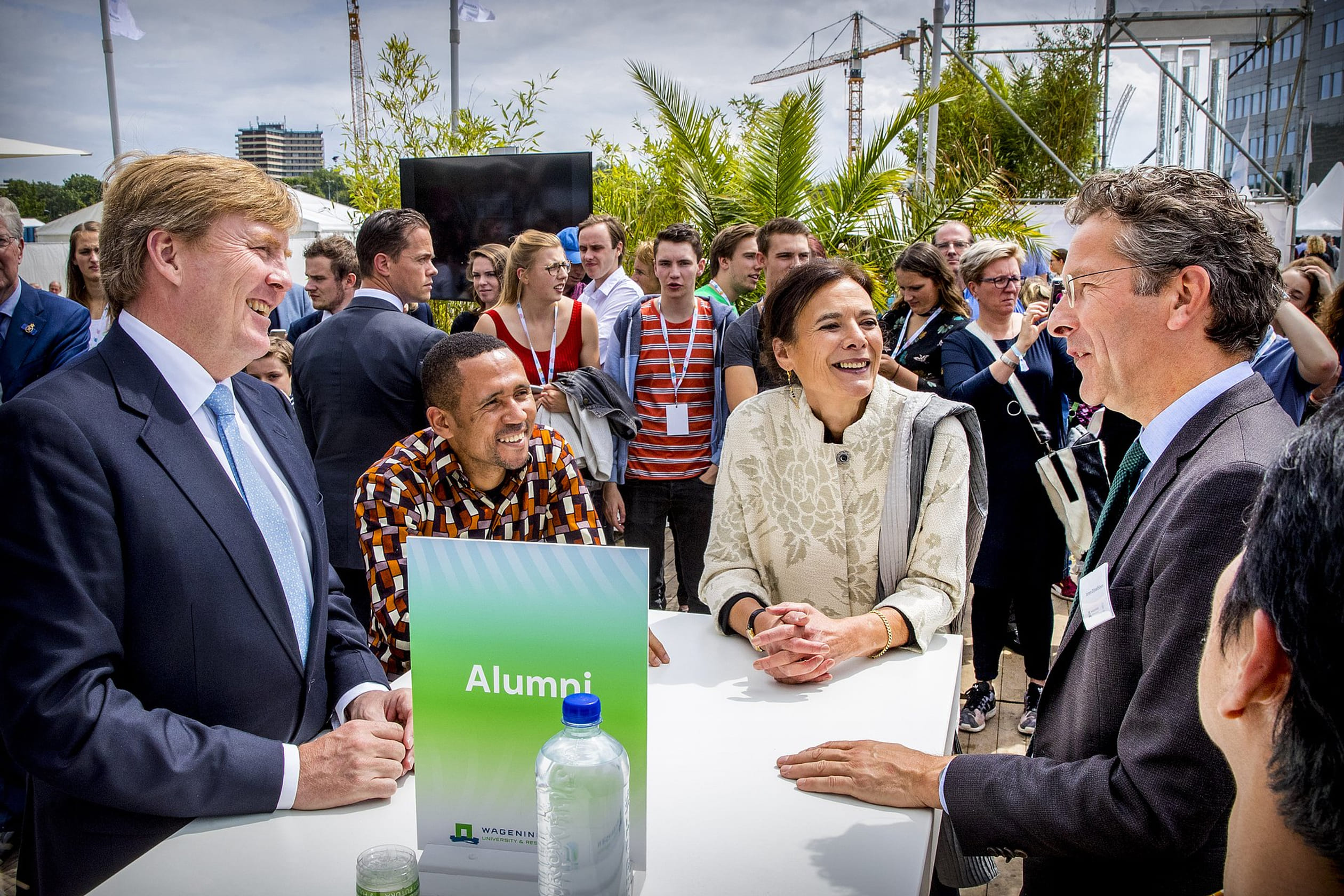 De koning gaat in gesprek met alumni Jeroen Dijsselbloem.