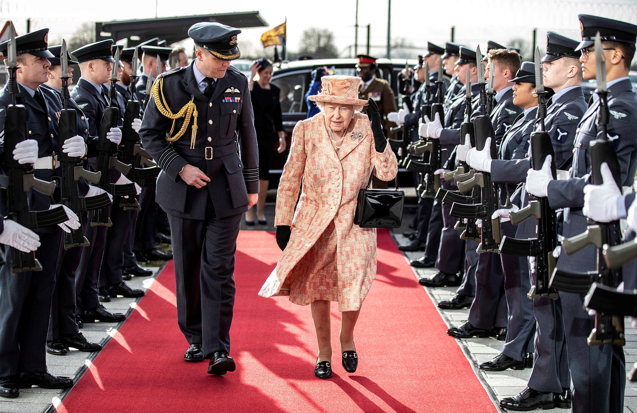 Koningin_Elizabeth_aankomst_vliegbasis.jpg