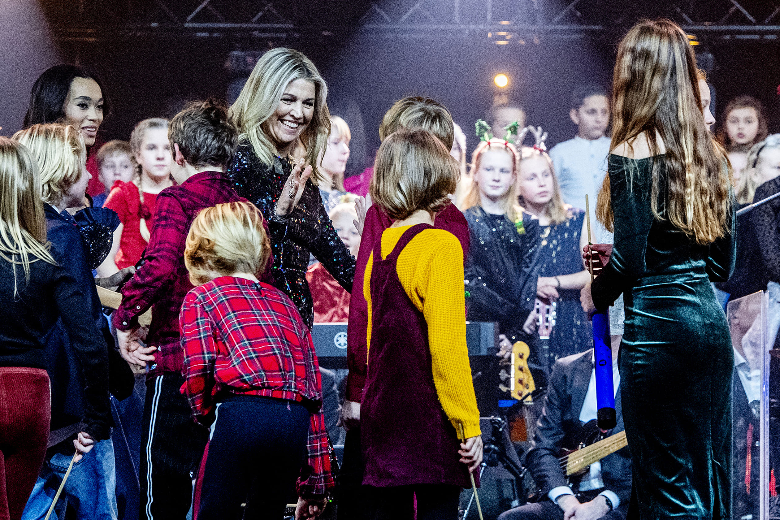 Erevoorzitter Máxima schittert tijdens het Kerst Muziek Gala in 2019.