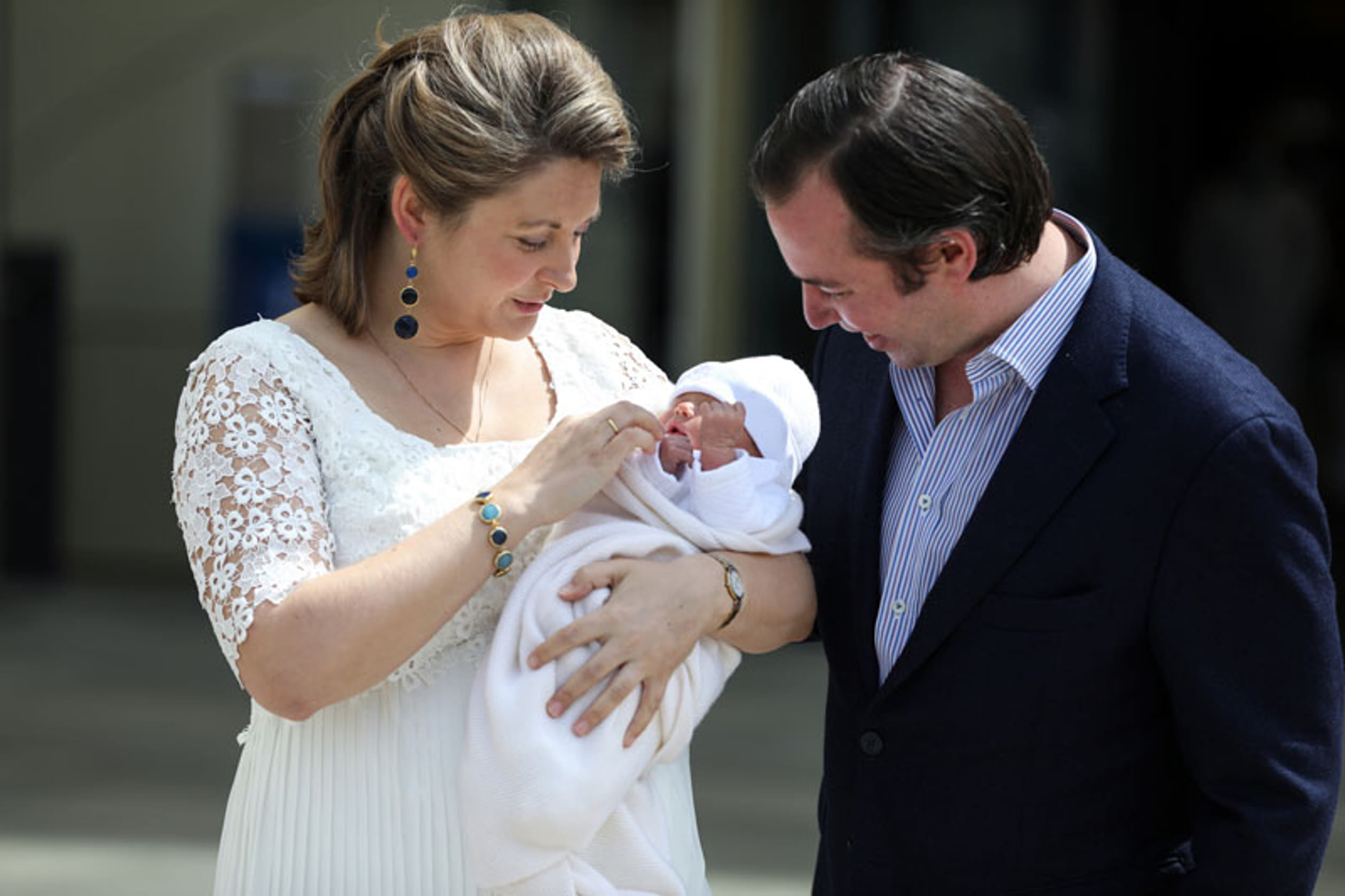 Stephanie_en_baby_Charles_verlaten_ziekenhuis_3.jpg