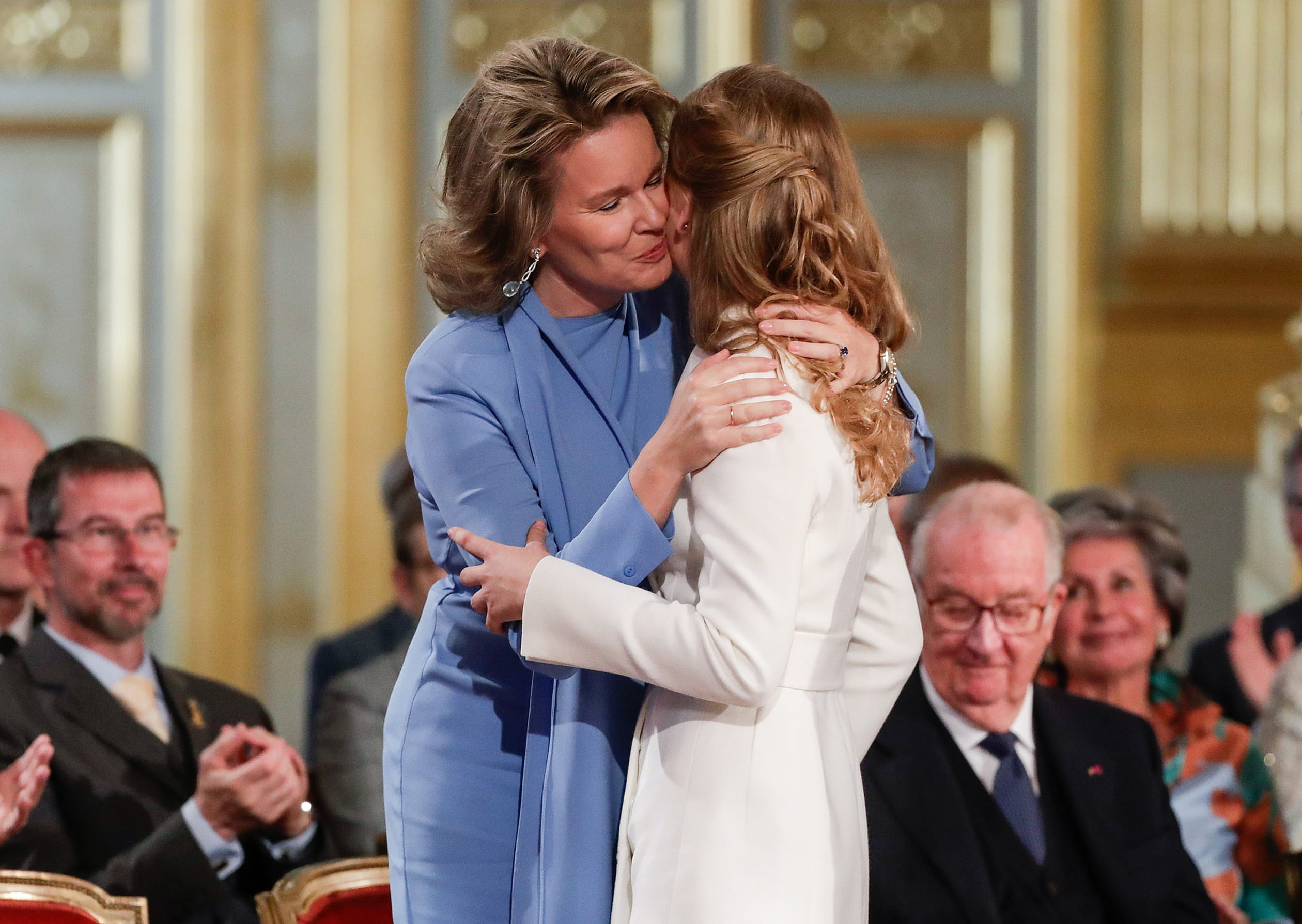 mathilde-feliciteert-Elisabeth-met-leopoldsorde.jpg