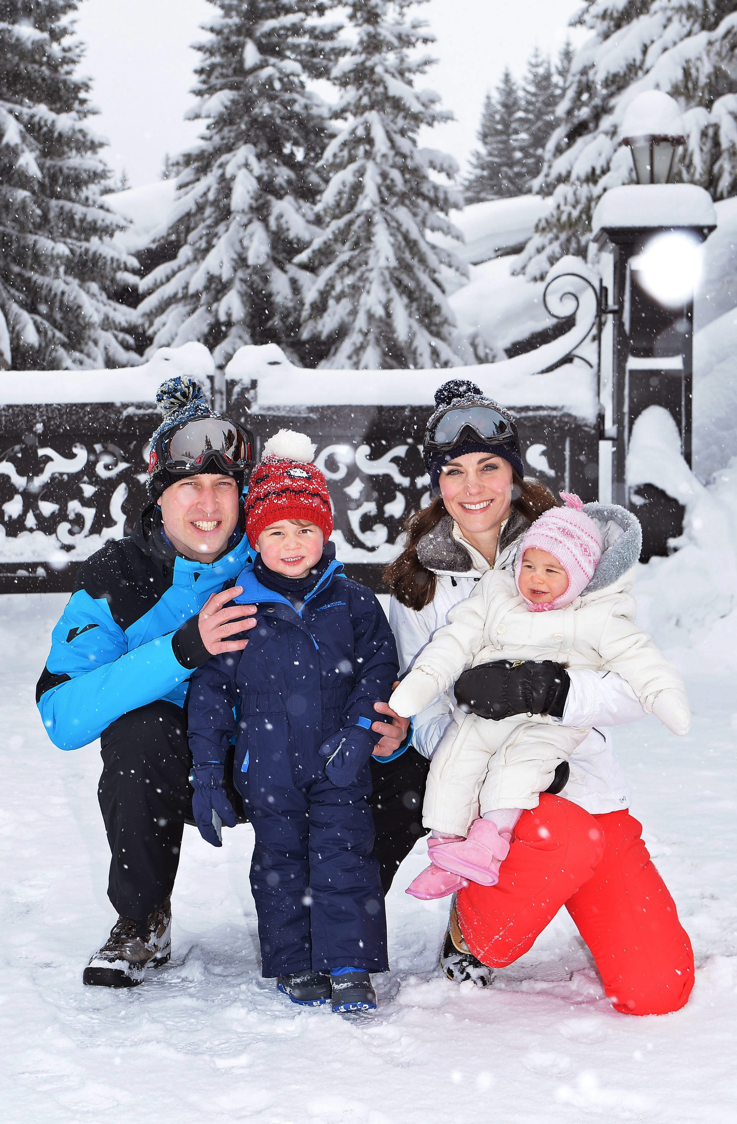 2016: Hertogin Catherine en prins William poseren samen met prins George en prinses Charlotte voor