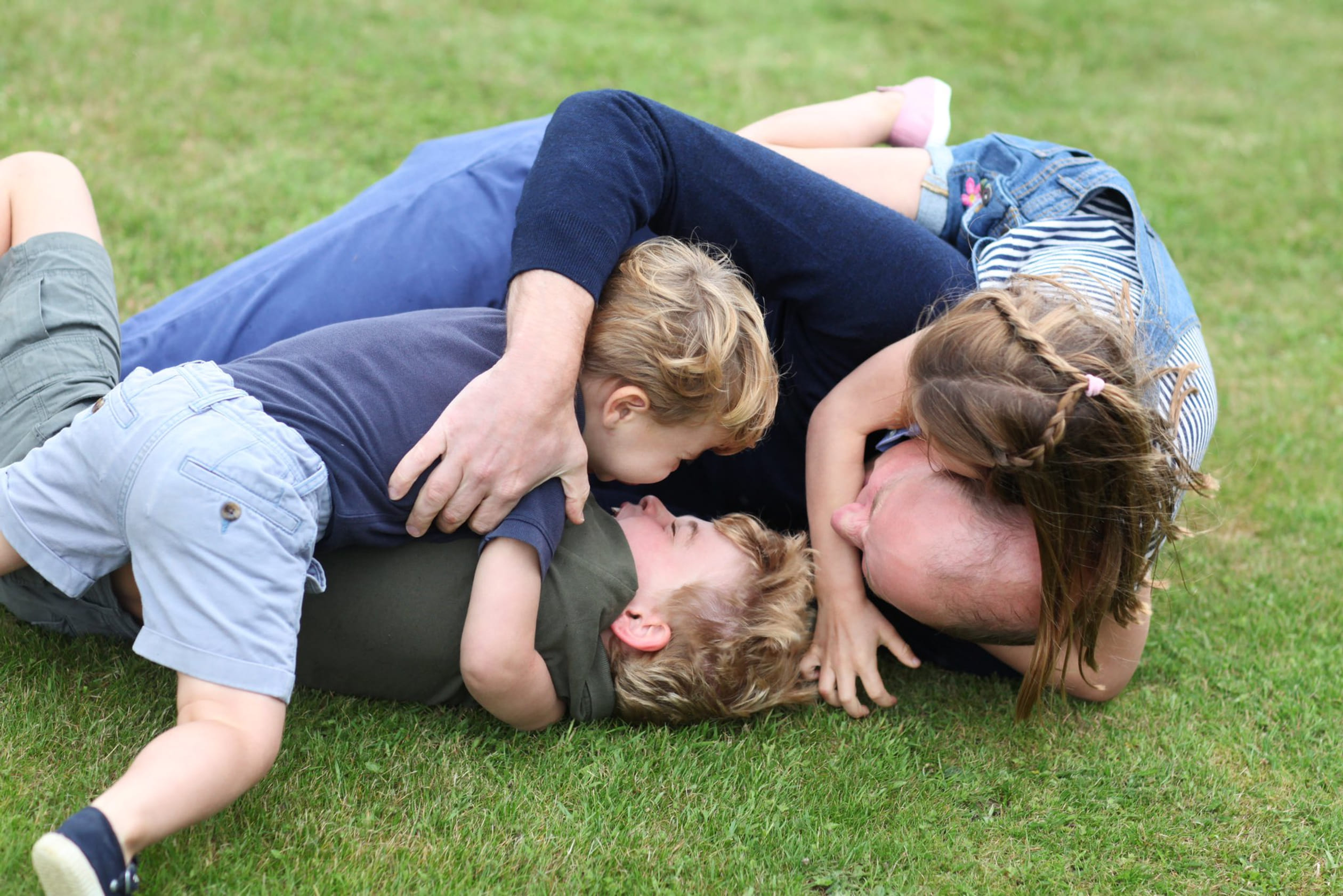 Prins_William_ravot__met_kinderen_in_gras.jpg