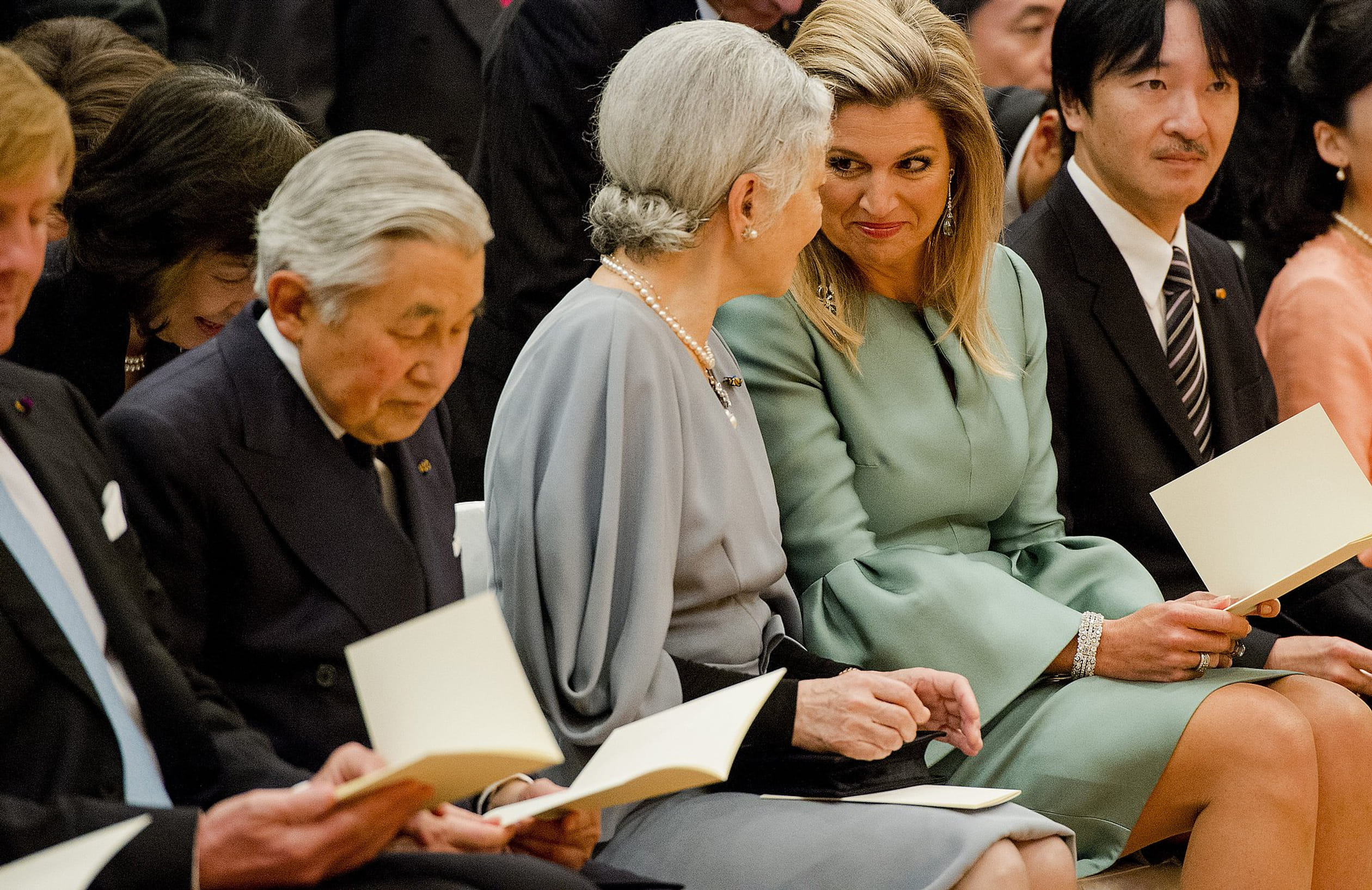 2014: Máxima en keizerin-emerita Michiko hebben een klein onderonsje.