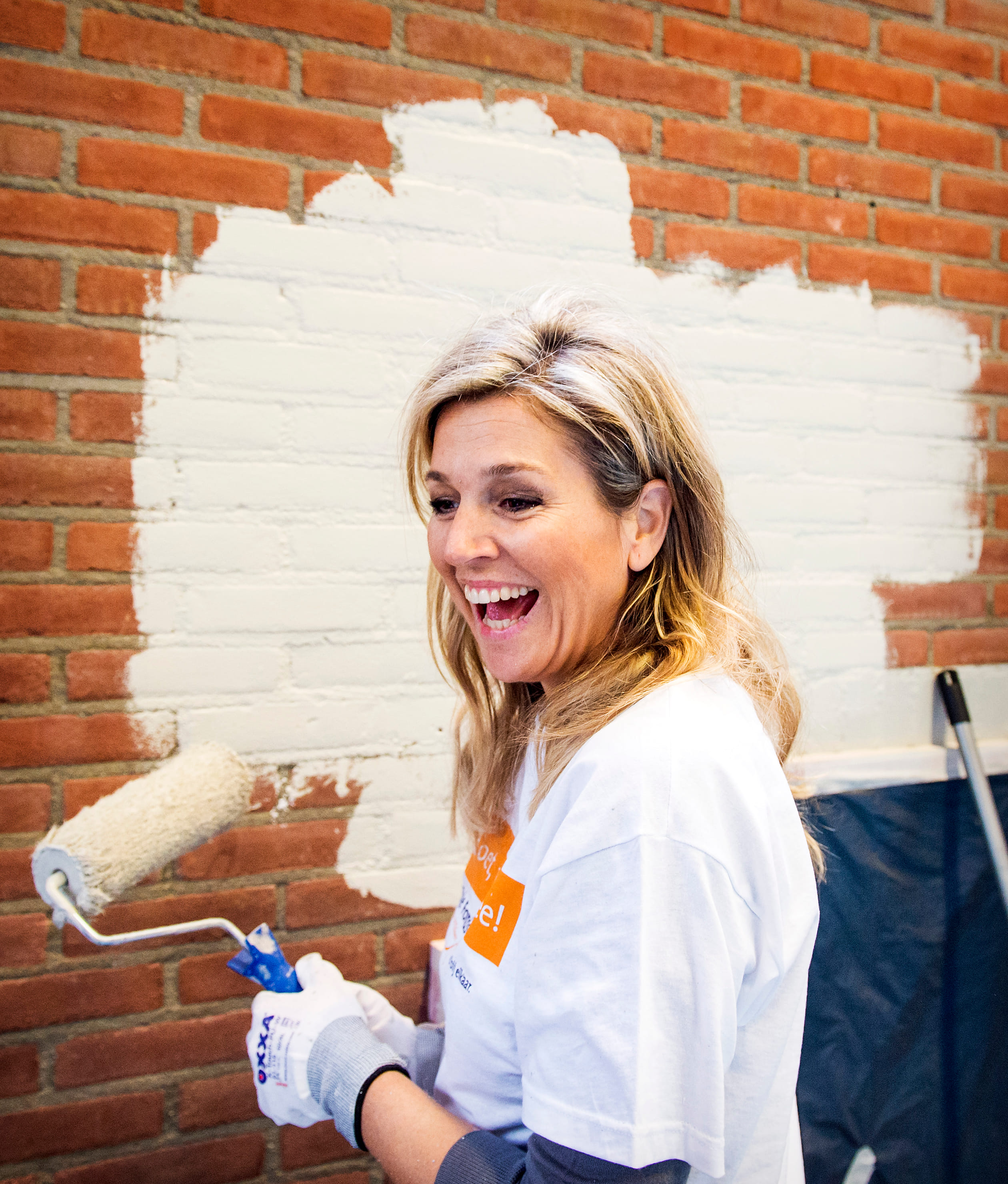 Ook de verfroller kwam er tijdens 20 jaar Oranje Fonds aan te pas. Voor een muurtje witten draait