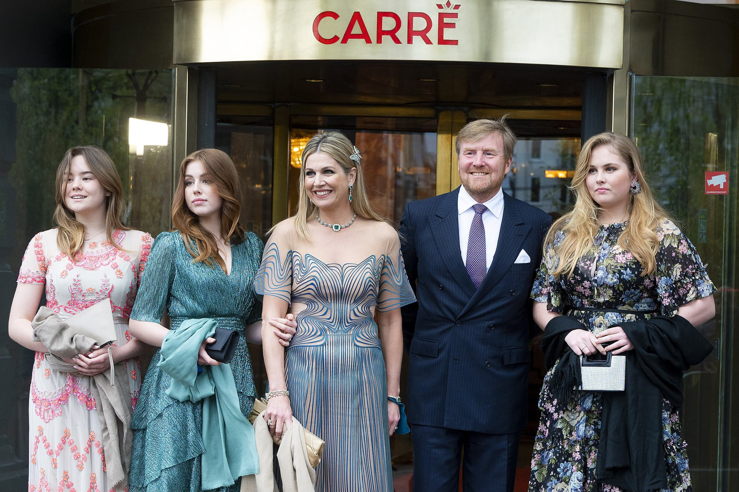 Het koninklijk gezin bij theater Carré voor de uitzending Máxima: een leven vol muziek.