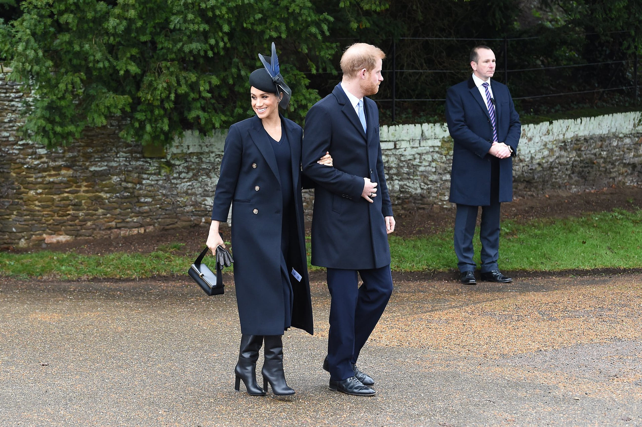 Harry en Meghan verlaten op Eerste Kerstdag de kerk op het landgoed van de koningin in Sandringham.