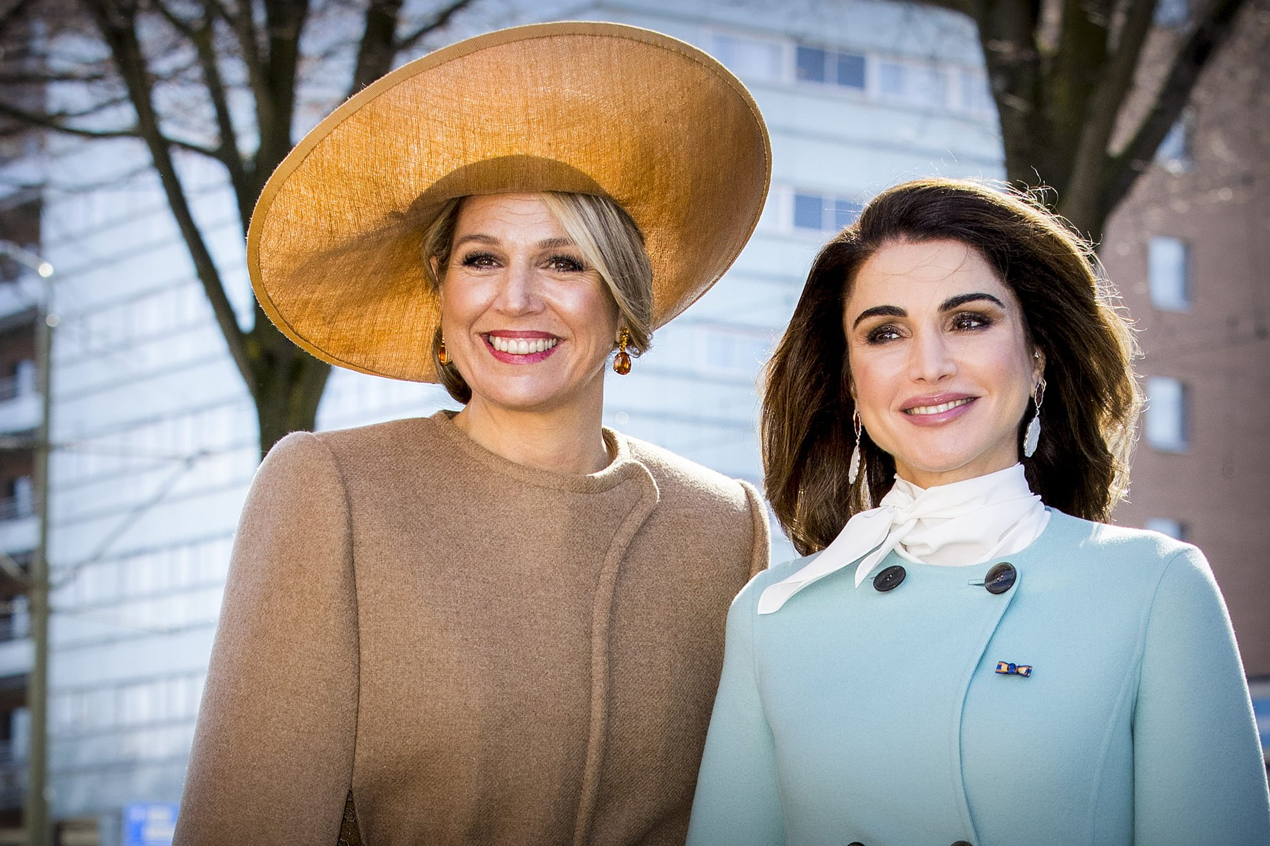 2018: Koningin Maxima en koningin Rania komen aan bij het Gemeentemuseum.