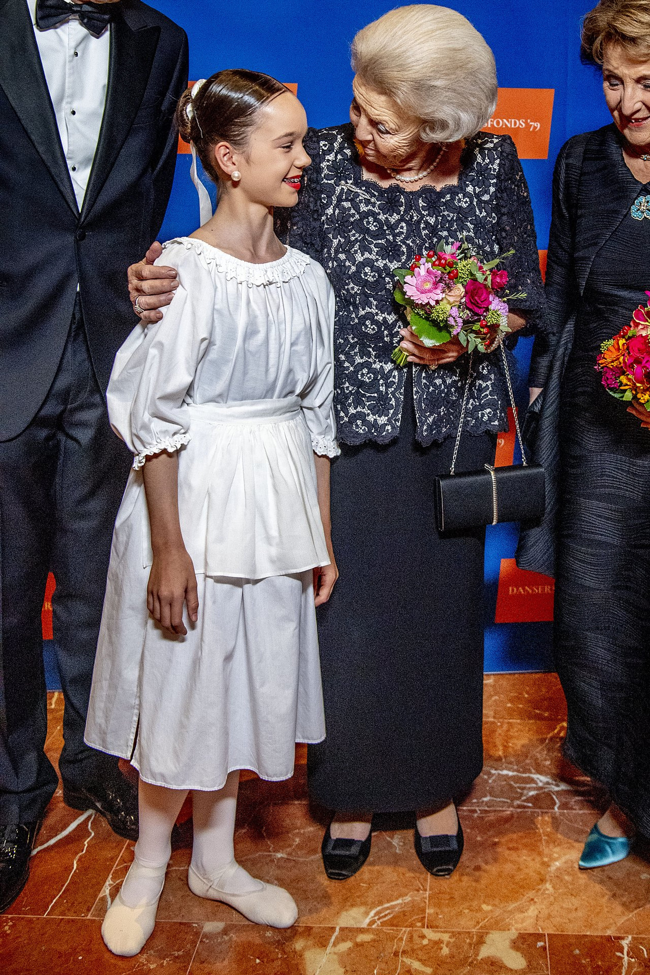 AMSTERDAM - Prinses Beatrix en prinses Margriet poseren tijdens de 22ste editie van het Nederlands