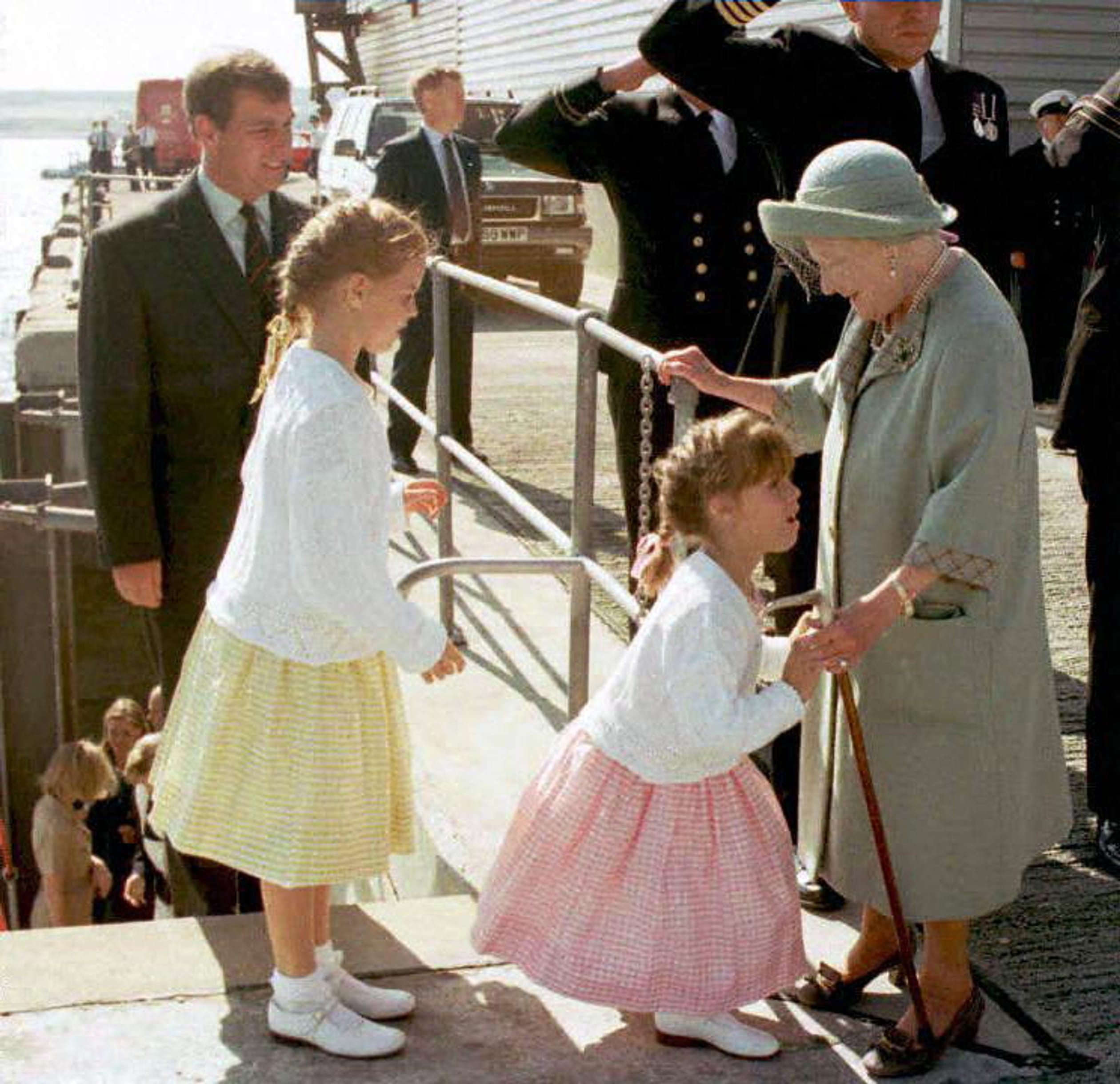 Eugenie en de Queen Mum in 1997. Links staat zus Beatrice.