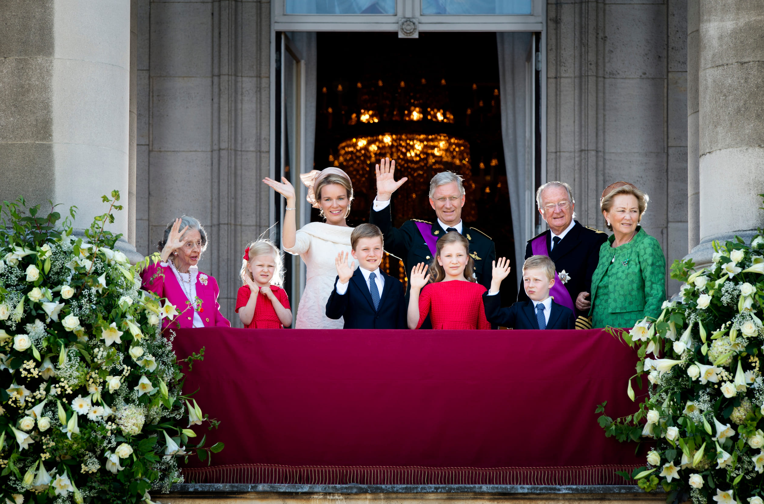 De net ingehuldigde koning en koningin begroeten het volk.