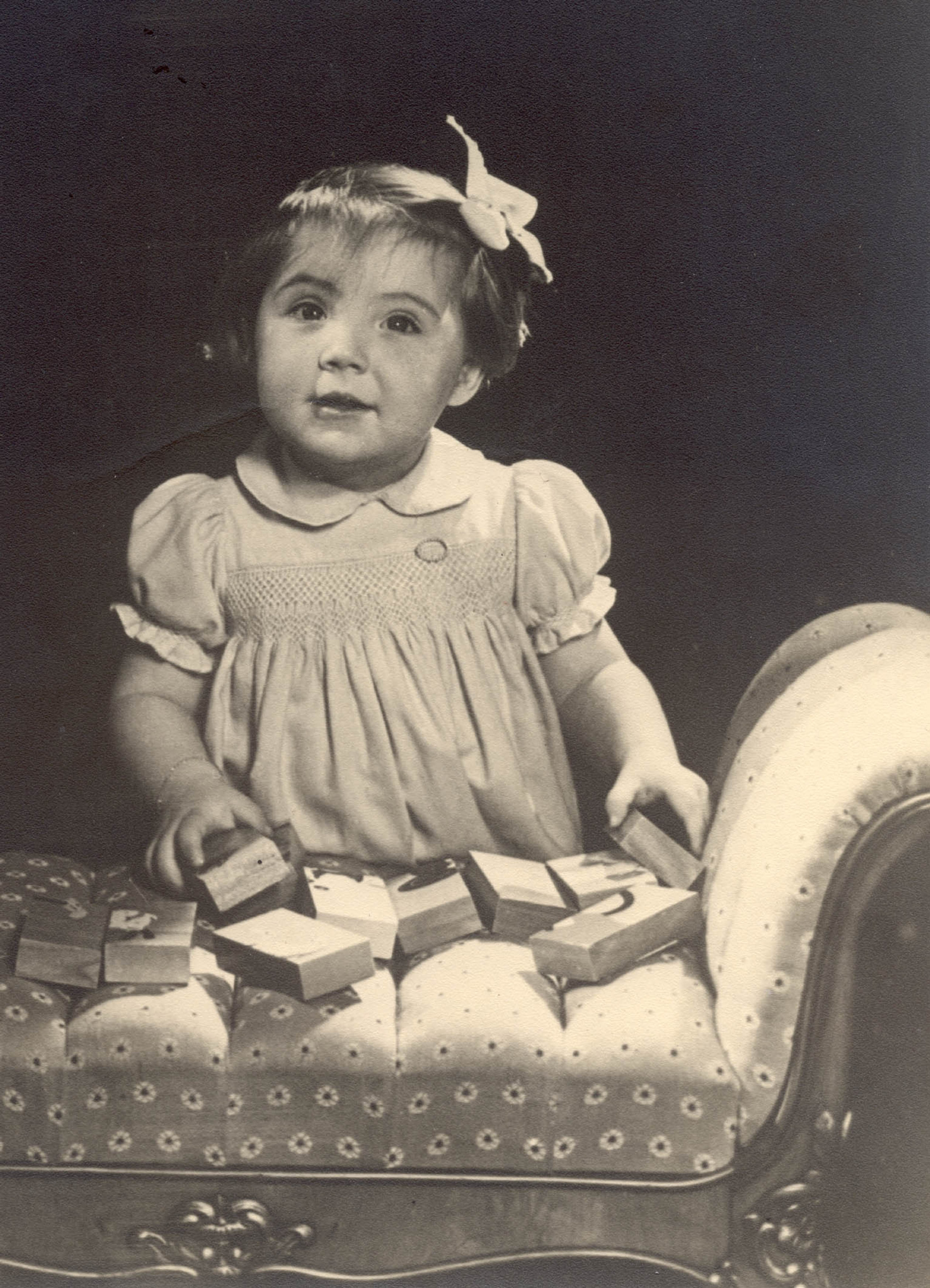 In 1945 is de prinses druk in de weer met blokken.
