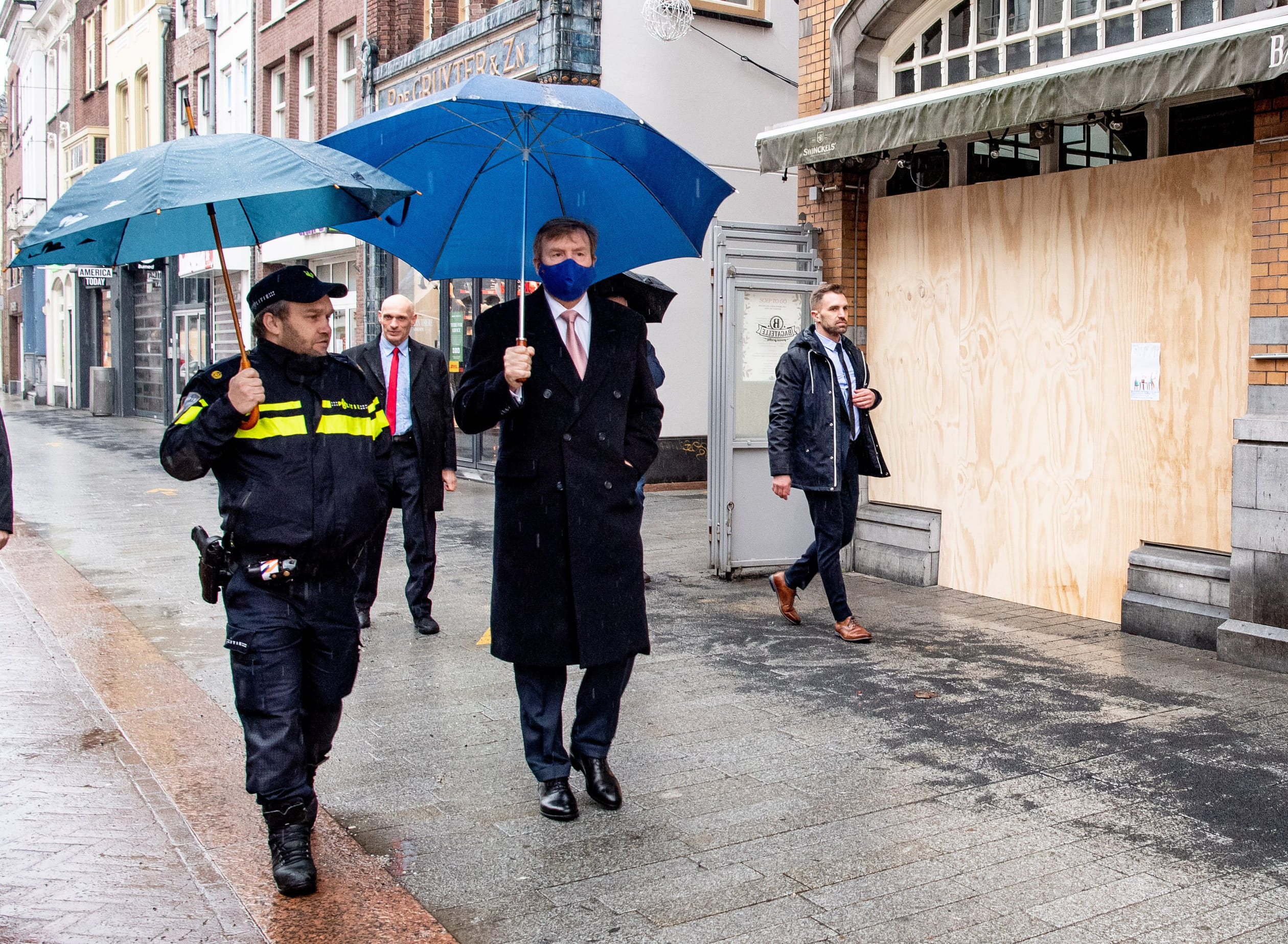 Koning_loopt_door_binnenstad_Den_Bosch.jpg