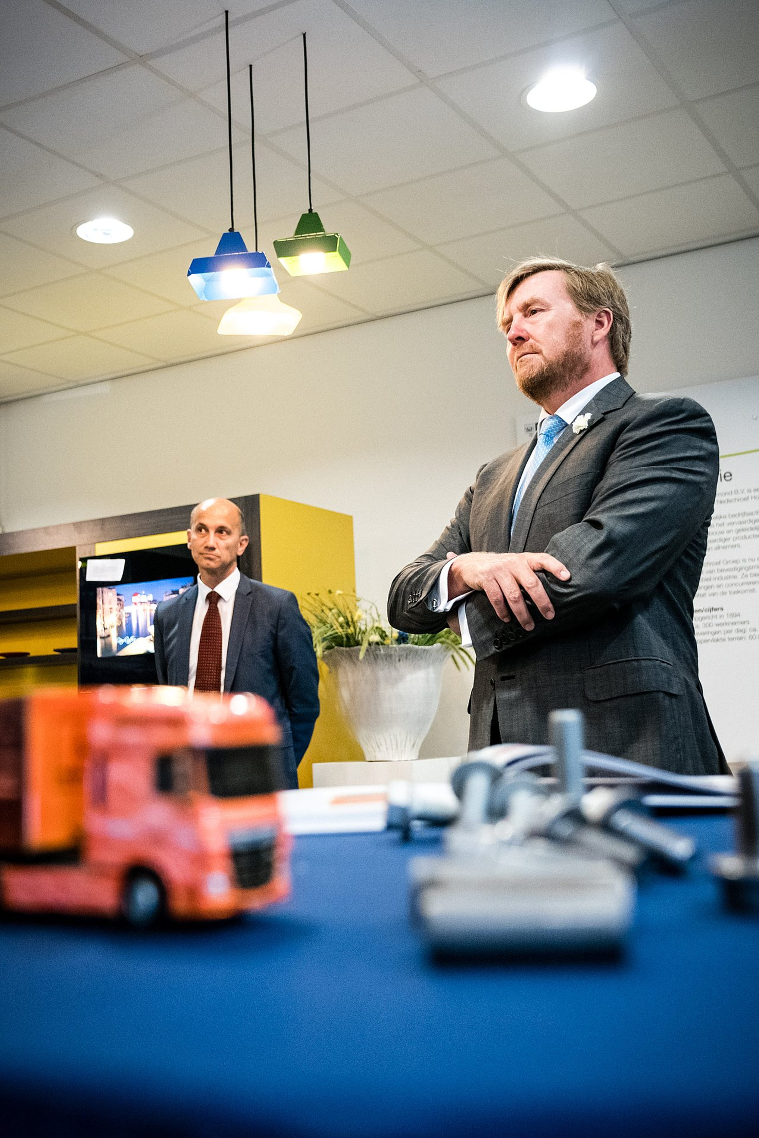 Tijdens zijn bezoek aan Eindhoven deze week droeg de koning een witte anjer op zijn jasje.
