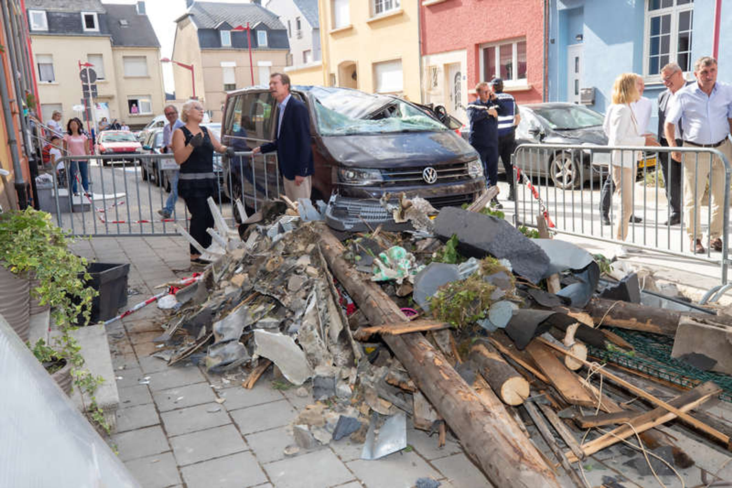Groothertog_Henri_bekijkt_schade_tornado.jpg