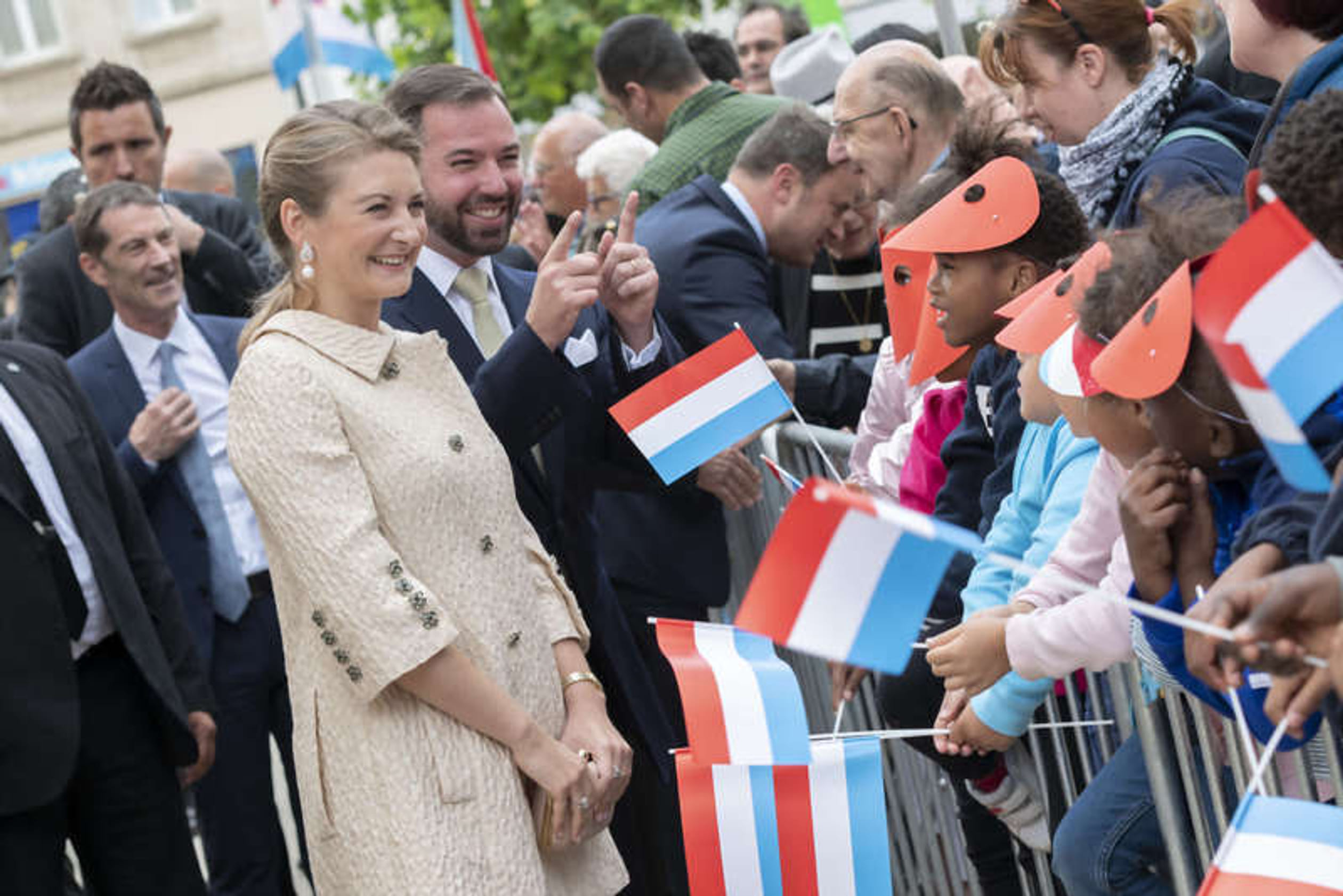 Troonopvolger Guillaume en echtgenote Stéphanie in Esch-sur-Alzette