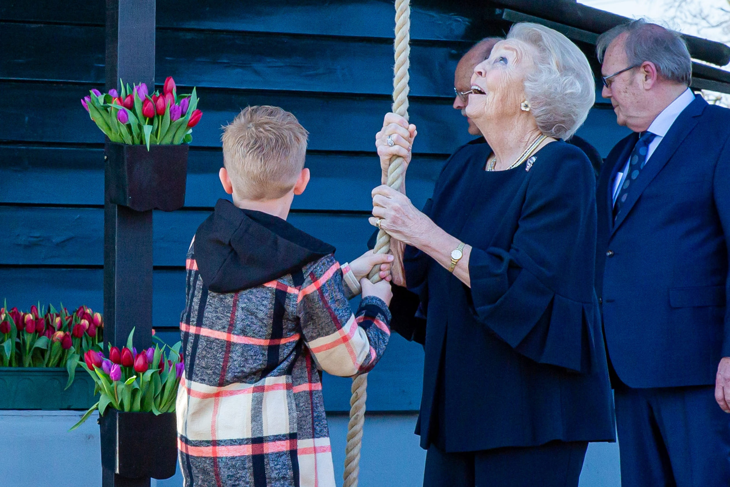 Prinses_en_jongen_openen_molen.jpg