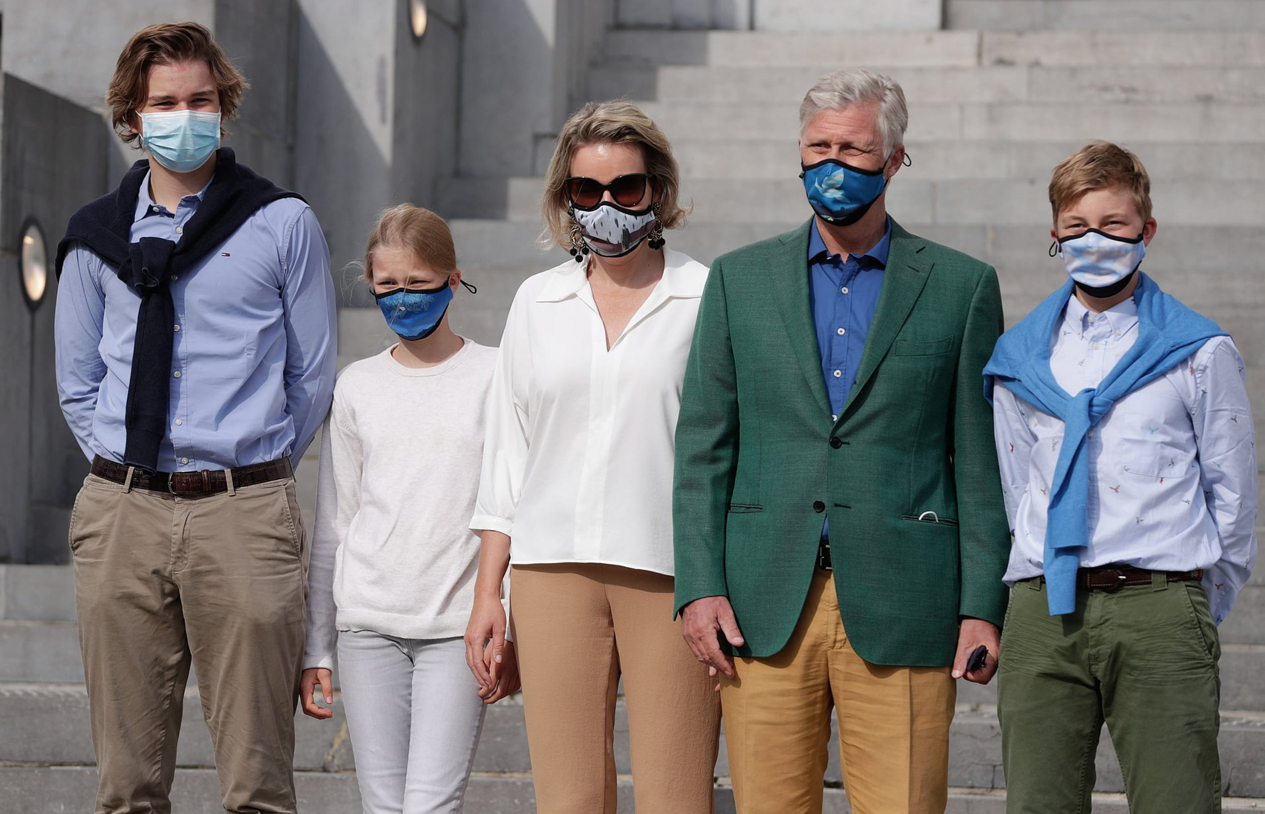 Mathilde poseert met haar familie voor een koninklijk bezoek aan het Huis van de Europese