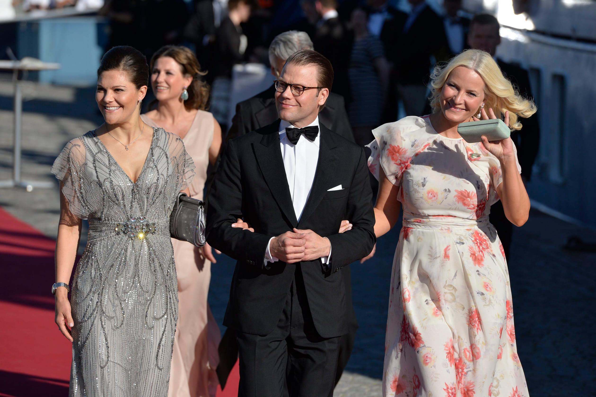 Victoria en Mette-Marit aan de arm van prins Daniel  tijdens de feestelijkheden aan de vooravond van